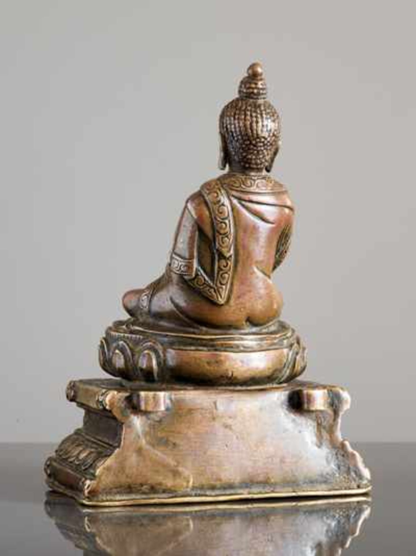 FRÜHE KLEINE BRONZE EINES AUF EINEM THRON SITZENDEN BUDDHA AKSHOBHYA Bronze, Tibet. ca. 16. Jh. Eine - Image 2 of 2