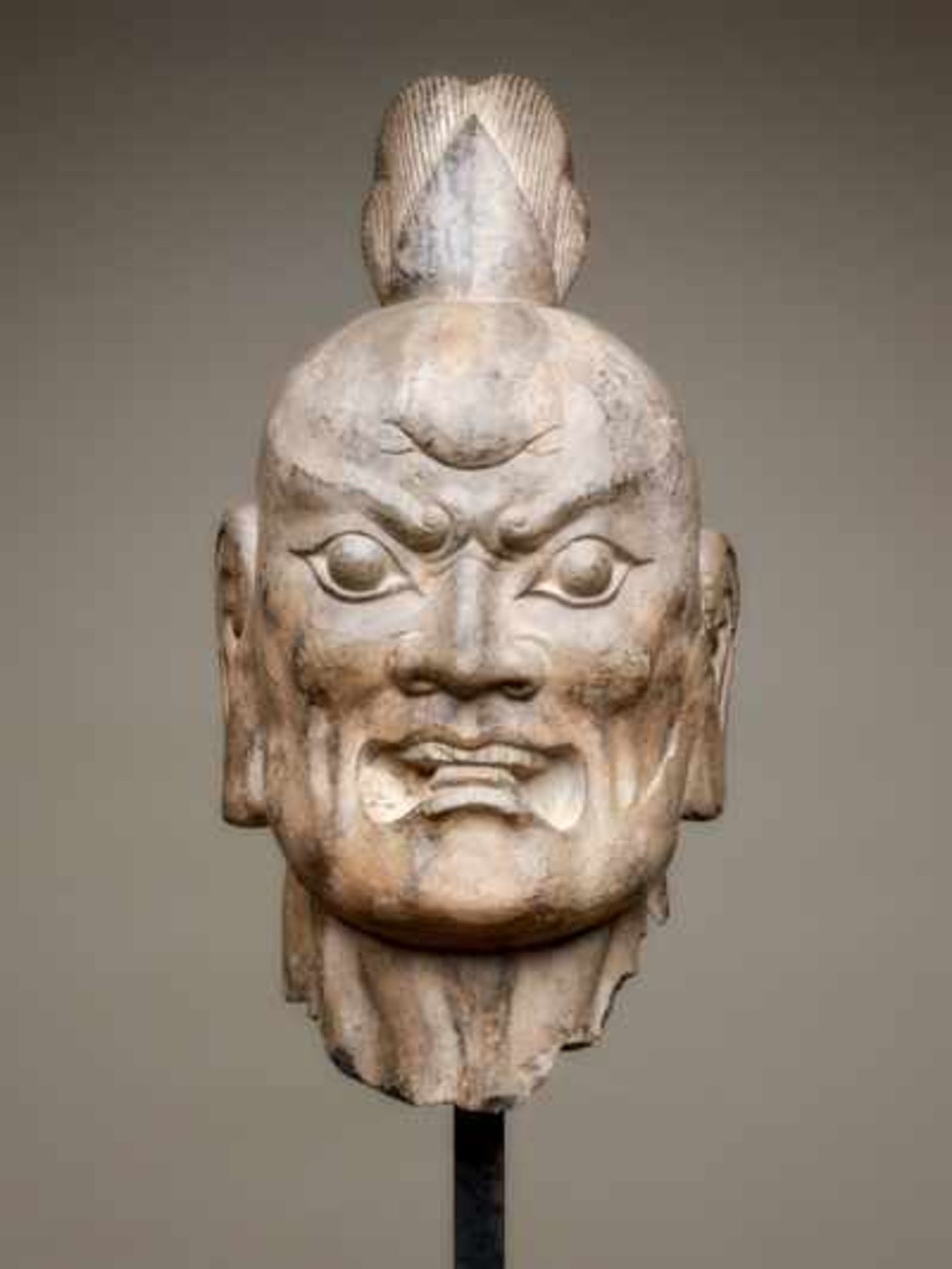 ÜBERLEBENSGROSSER KOPF EINES WÄCHTERGOTTES Grauer Stein, China. Tang-Dynastie (618 - 907) Ein in - Bild 3 aus 4