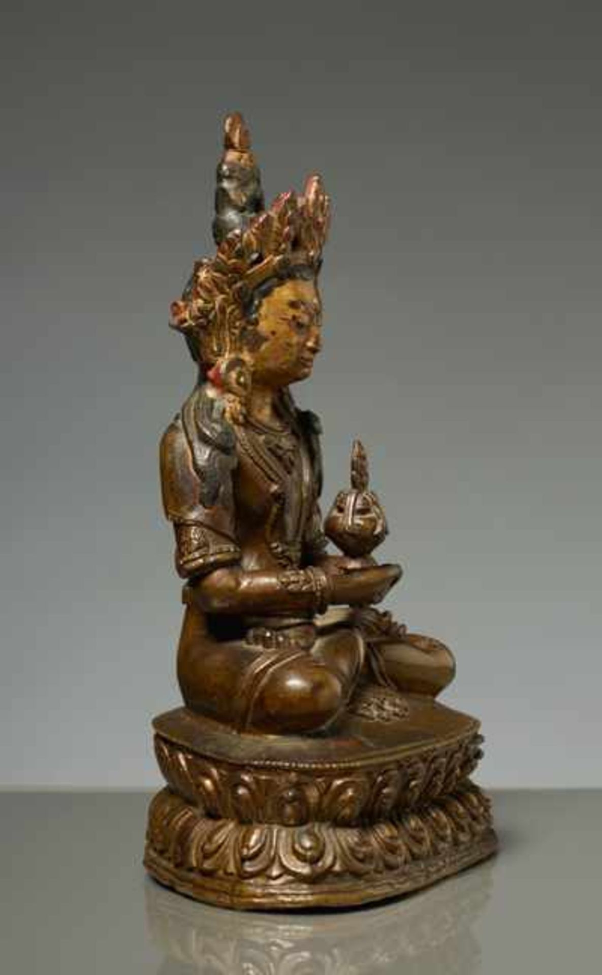 DER BUDDHA DES LANGEN LEBENS AMITAYUS Bronze mit Lackvergoldung, Tibet. 18. Jh.Amitayus ist eine - Image 2 of 5