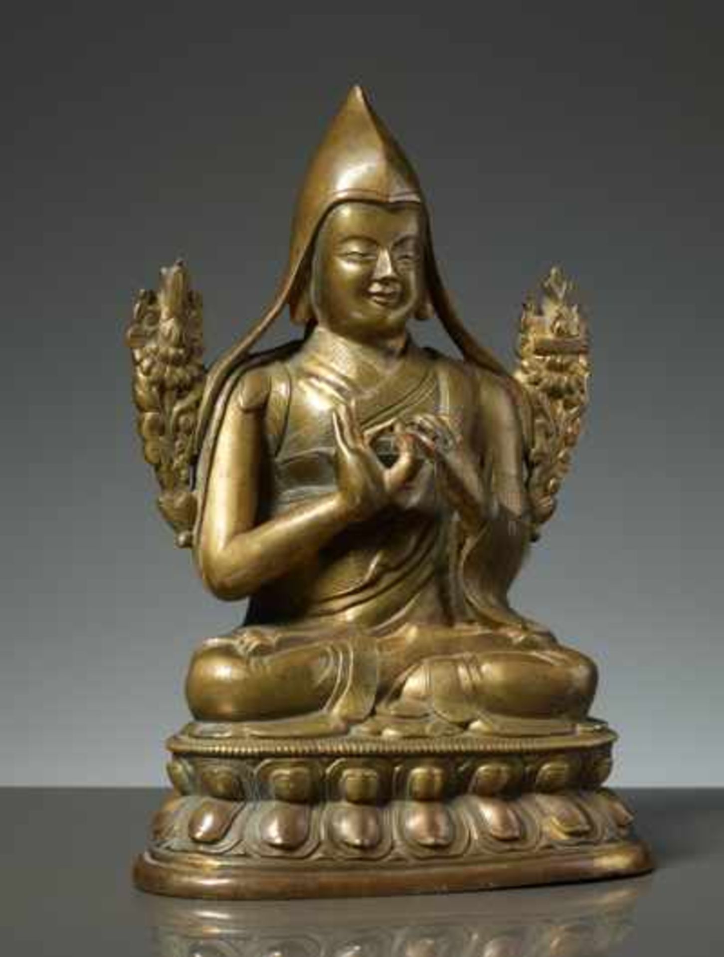 DER GROSSE REFORMATOR TSONGKHAPA Gelbe Bronze mit Vergoldung, Tibet. spätes 18. bis frühes 19. Jh. - Image 2 of 3