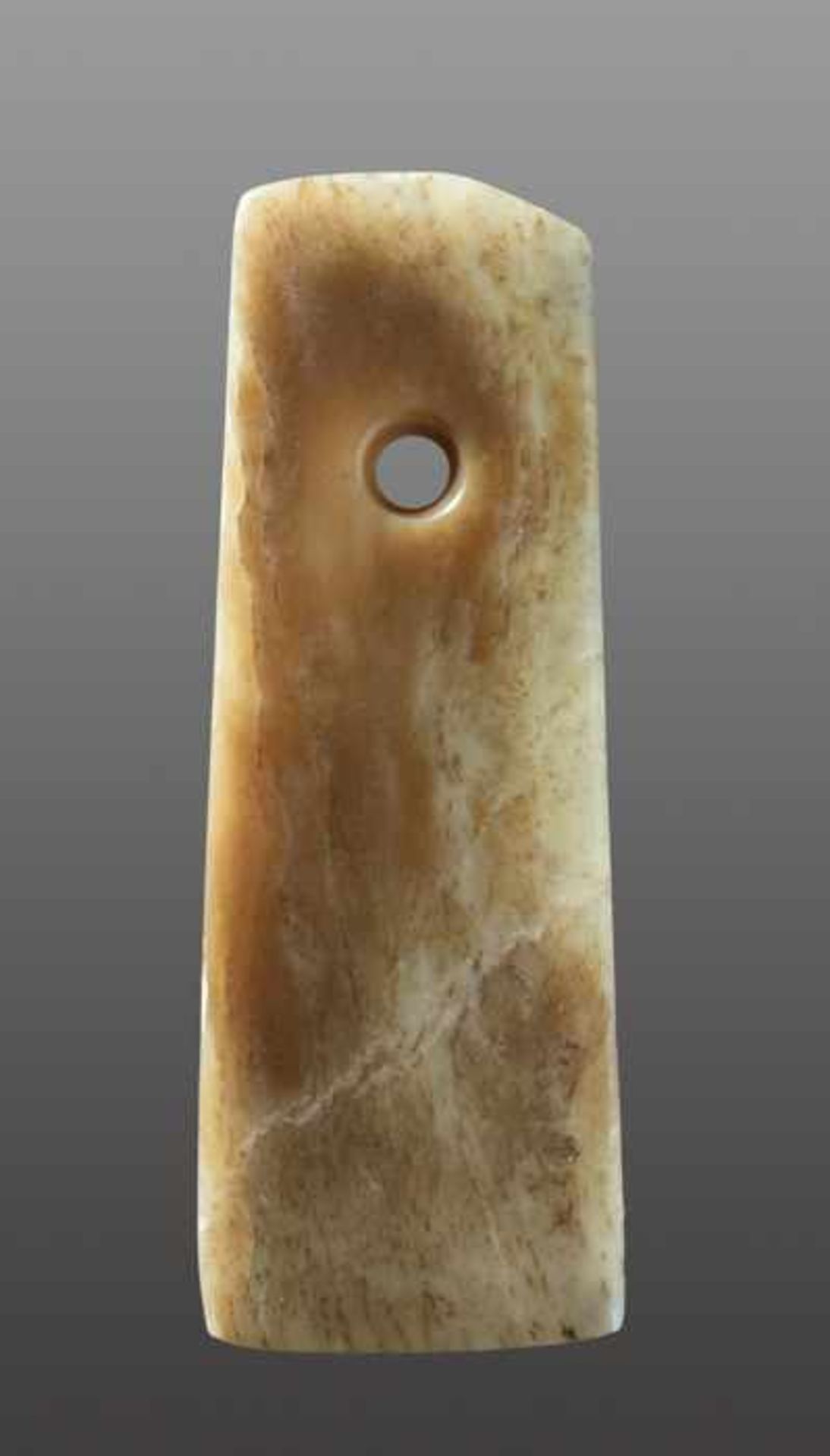 AXT BEN 玉斧。中國，齊家文化，約公元前2200-1900 年。長15.3 厘米，寬 5.5 － 4.8 厘米。意大利私人舊藏。Eine beidseitig flache Axt, deren - Image 2 of 6