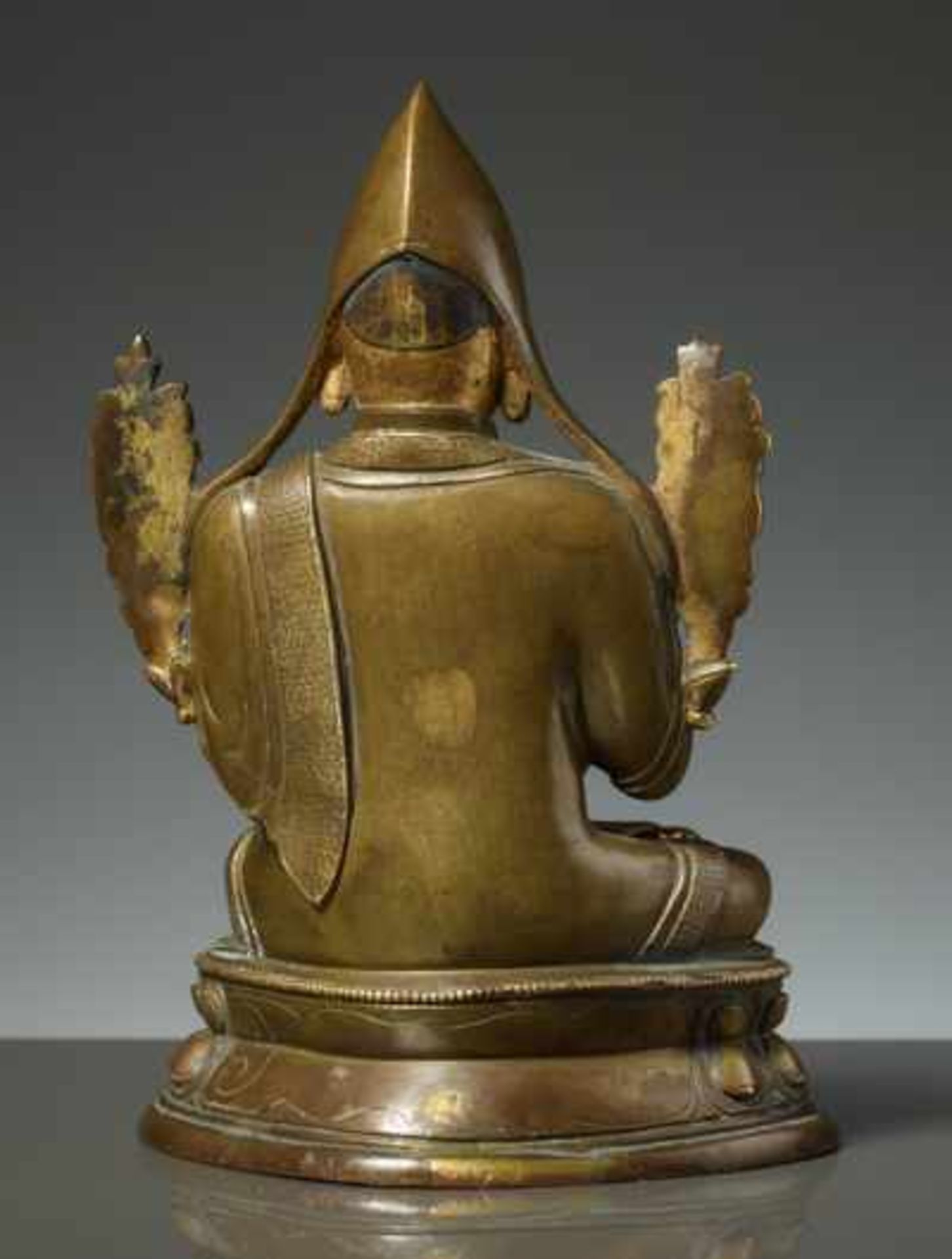 DER GROSSE REFORMATOR TSONGKHAPA Gelbe Bronze mit Vergoldung, Tibet. spätes 18. bis frühes 19. Jh. - Image 3 of 3