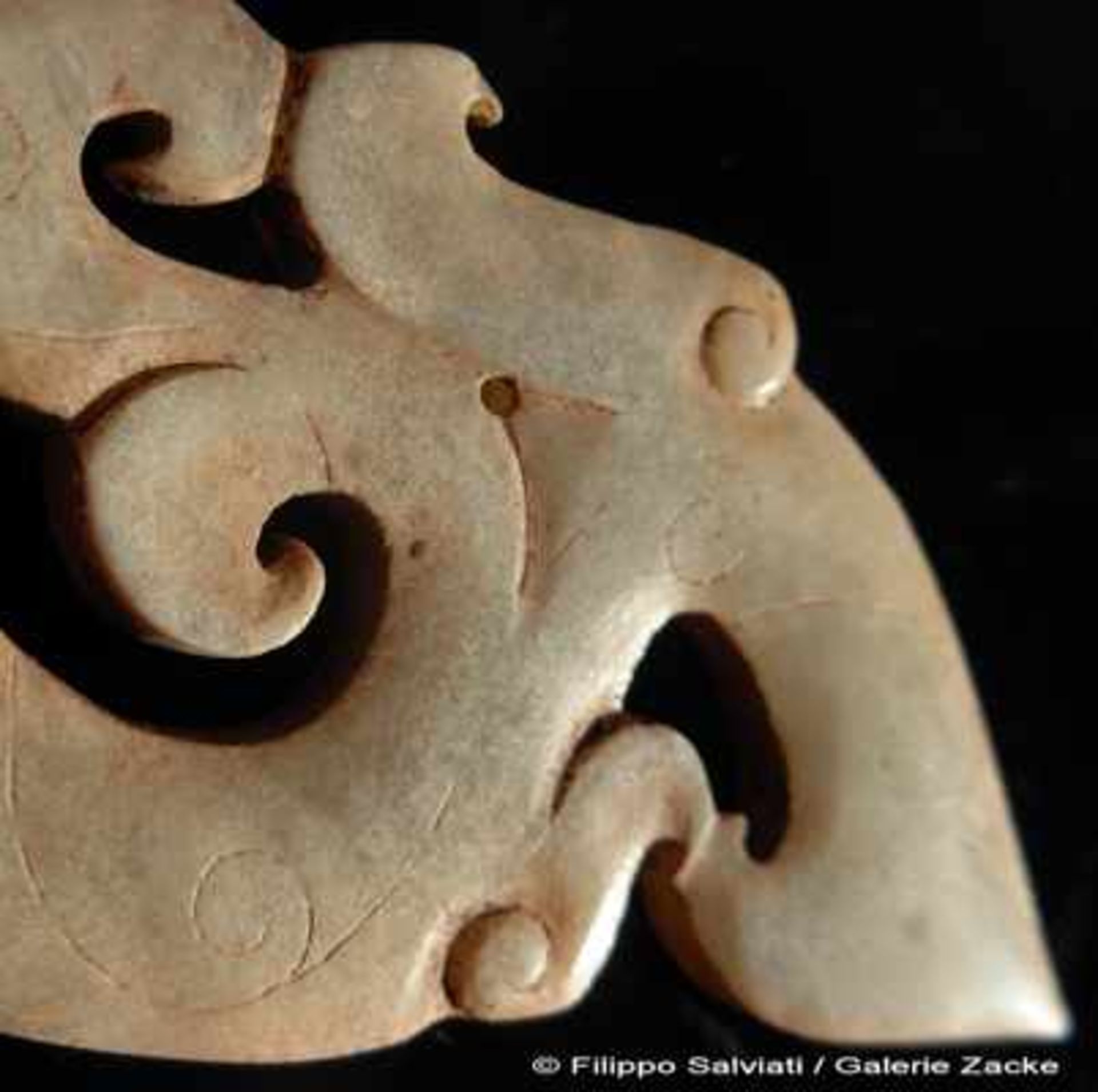 WEISSER KUILONG-DRACHE ALS AMULETT夔龍形玉雕護身符。中國，東周代，公元前5世紀。寬10.5厘米，厚約0.3厘米。維也納私人舊藏。Bezeichnend für - Image 10 of 11