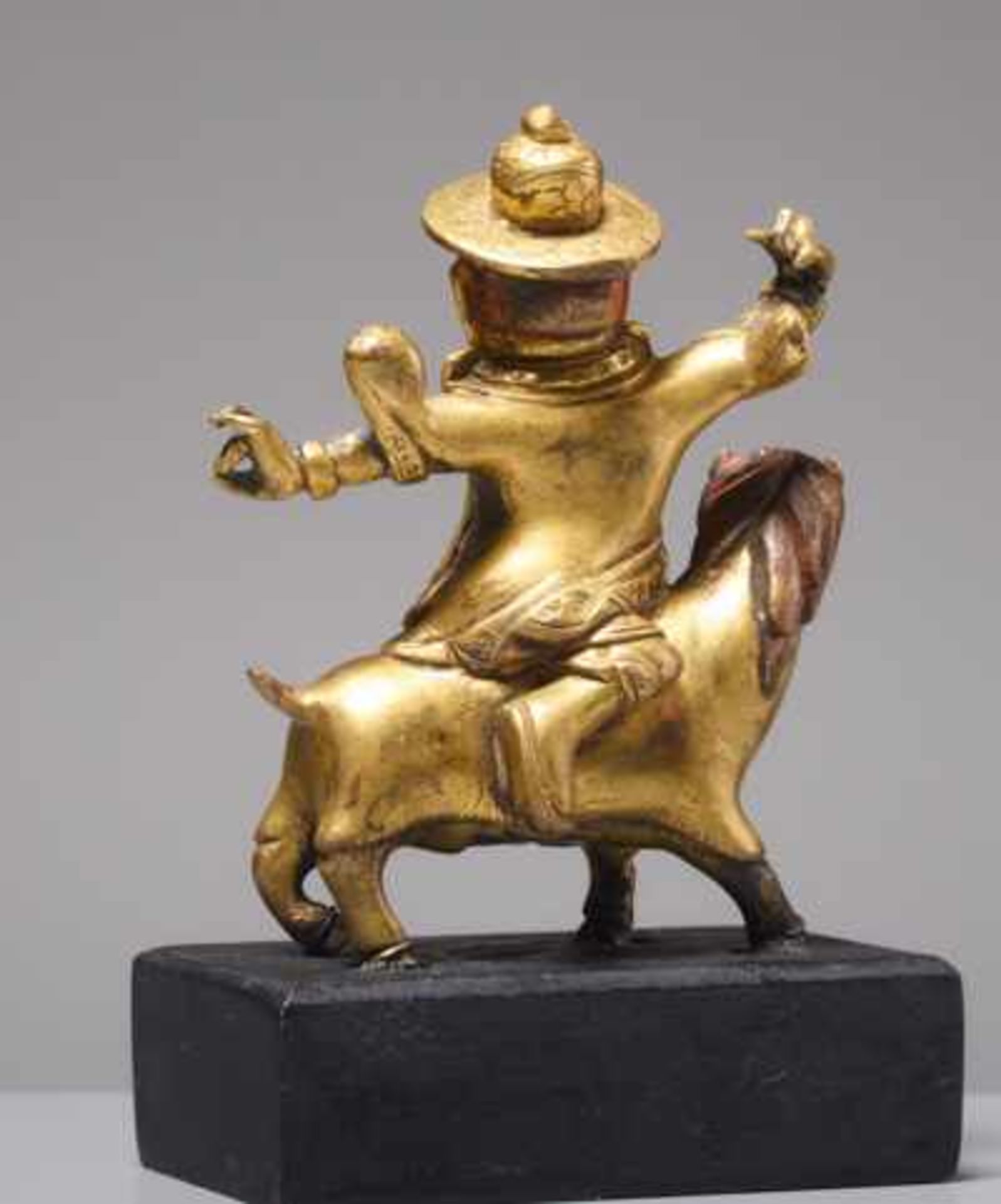 FEUERVERGOLDETE BRONZE DES DAMCAN AUF ZIEGENBOCK Feuervergoldete Bronze, Tibet. 18. bis frühes 19. - Image 3 of 3