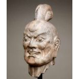 ÜBERLEBENSGROSSER KOPF EINES WÄCHTERGOTTES Grauer Stein, China. Tang-Dynastie (618 - 907) Ein in