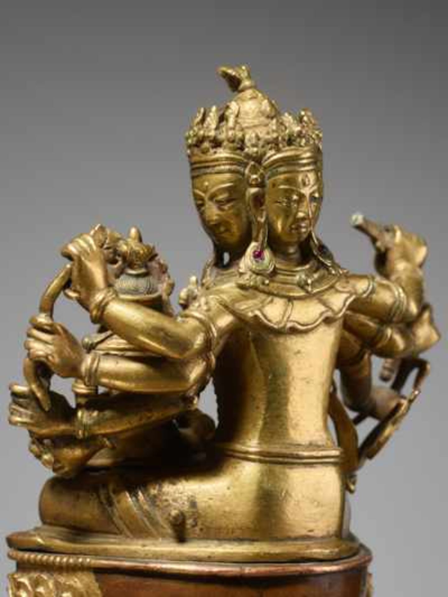 VIERKÖPFIGER MANJUSHRI MIT PRAJNABronze mit Feuervergoldung, Nepal. 19. Jh. Mit Inschrift Diese sehr - Bild 3 aus 7