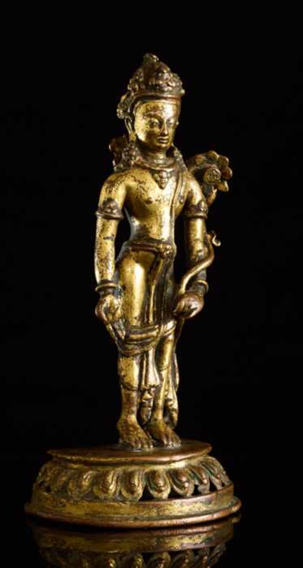 DER BUDDHISTISCHE BODHISATTVA PADMAPANI MIT PRACHTVOLLEM HALO Feuervergoldete Bronze, Nepal. ca. 15. - Bild 2 aus 4