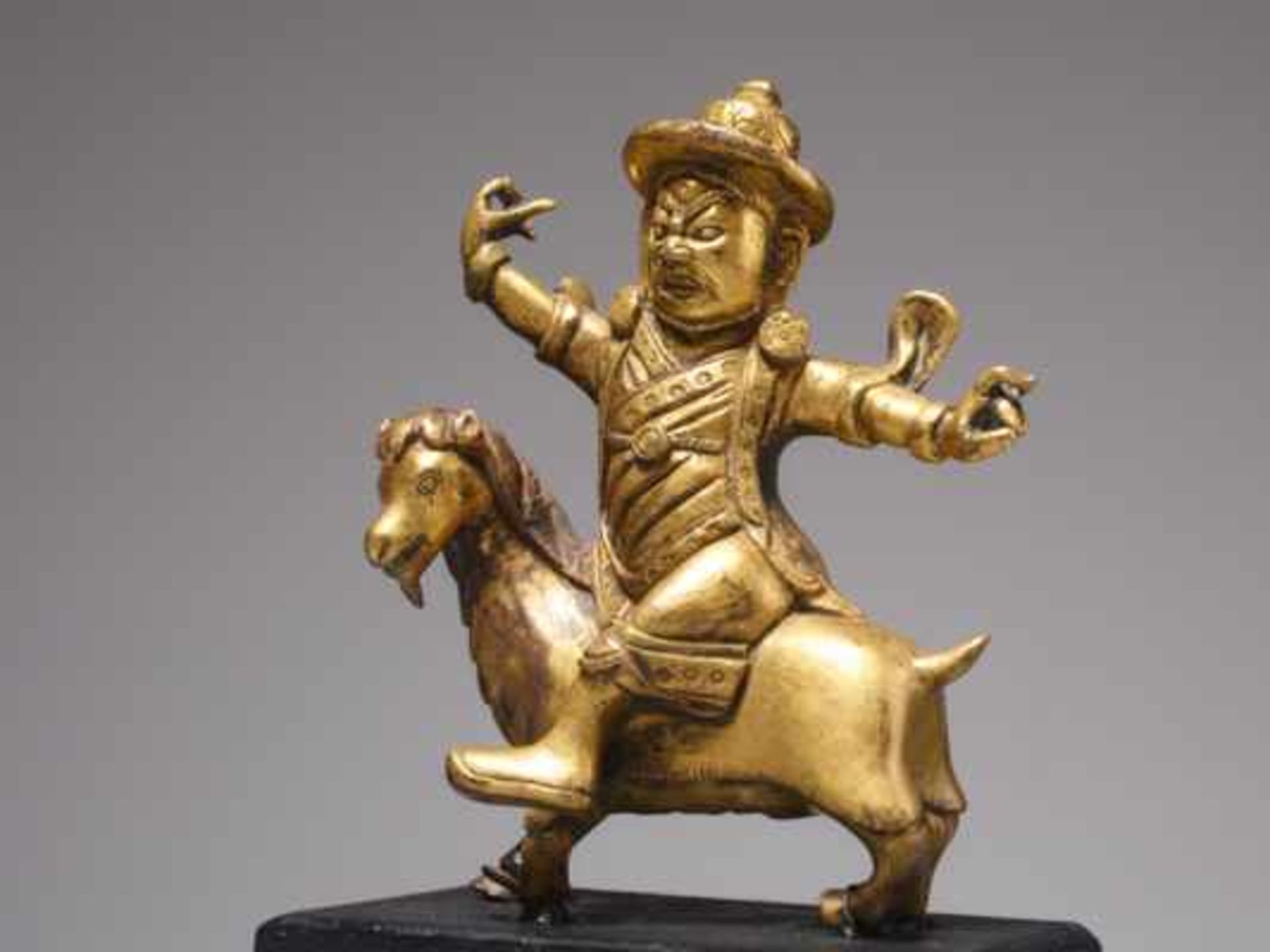 FEUERVERGOLDETE BRONZE DES DAMCAN AUF ZIEGENBOCK Feuervergoldete Bronze, Tibet. 18. bis frühes 19.