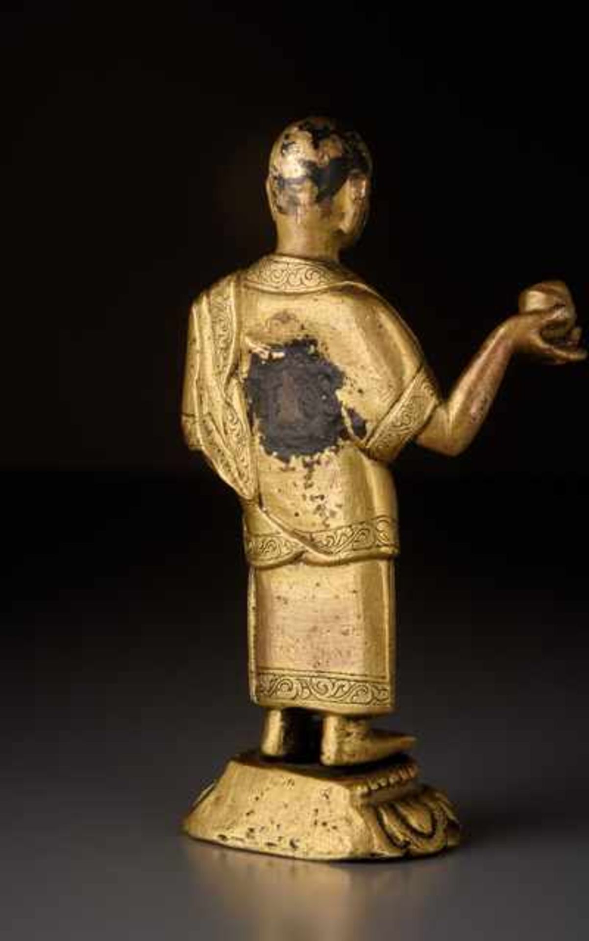 FEUERVERGOLDETE BRONZE MIT DER SELTENEN DARSTELLUNG DES SHARIPUTRA Bronze mit Feuervergoldung, - Image 2 of 2