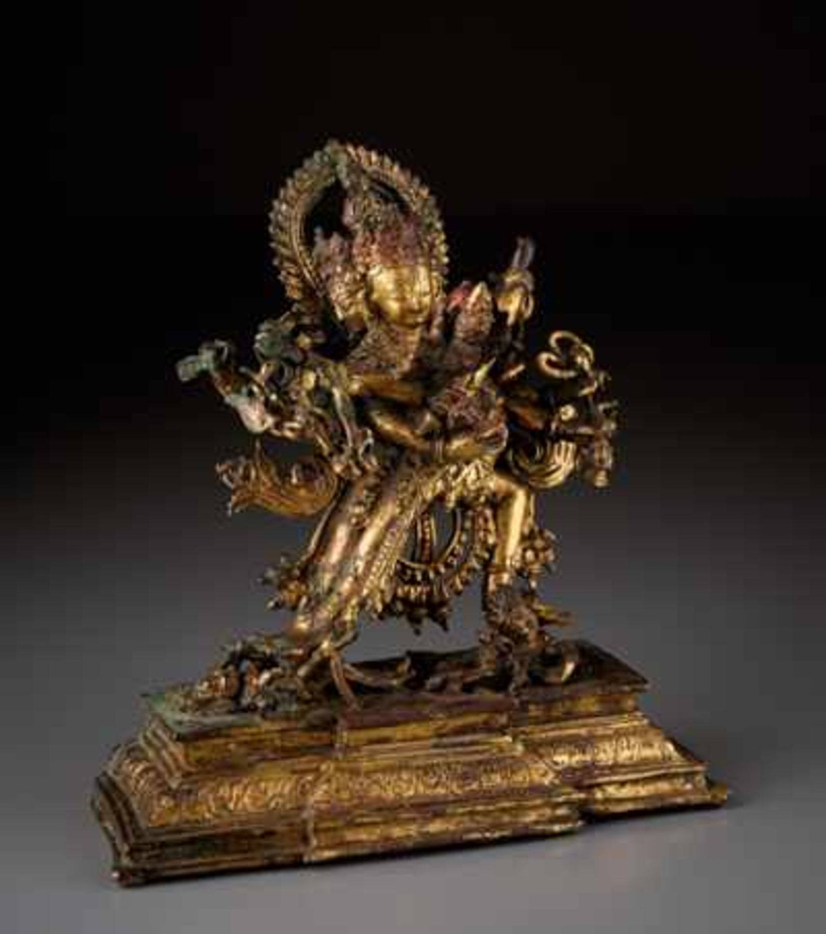 ZWÖLFARMIGER CAKRASAMVARA MIT YOGINI Feuervergoldete Bronze, Nepal. 17. Jh. Diese besonders fein