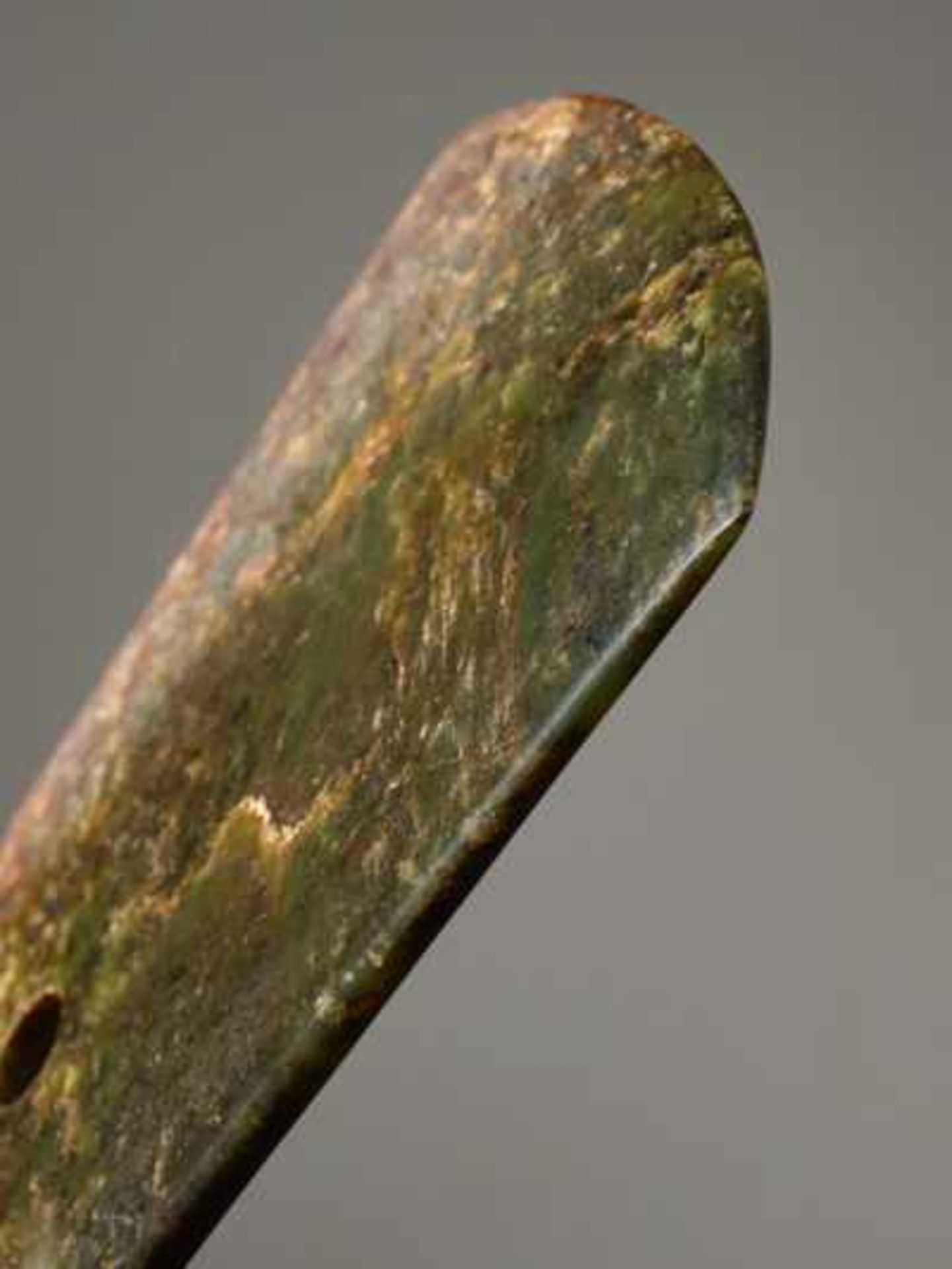 AXT玉斧。中國，良渚文化，約公元前3300-2200 年。長18.6厘米, 寬10.4－13.9厘米。意大利私人舊藏。Ein selten großes und großartiges - Bild 3 aus 7