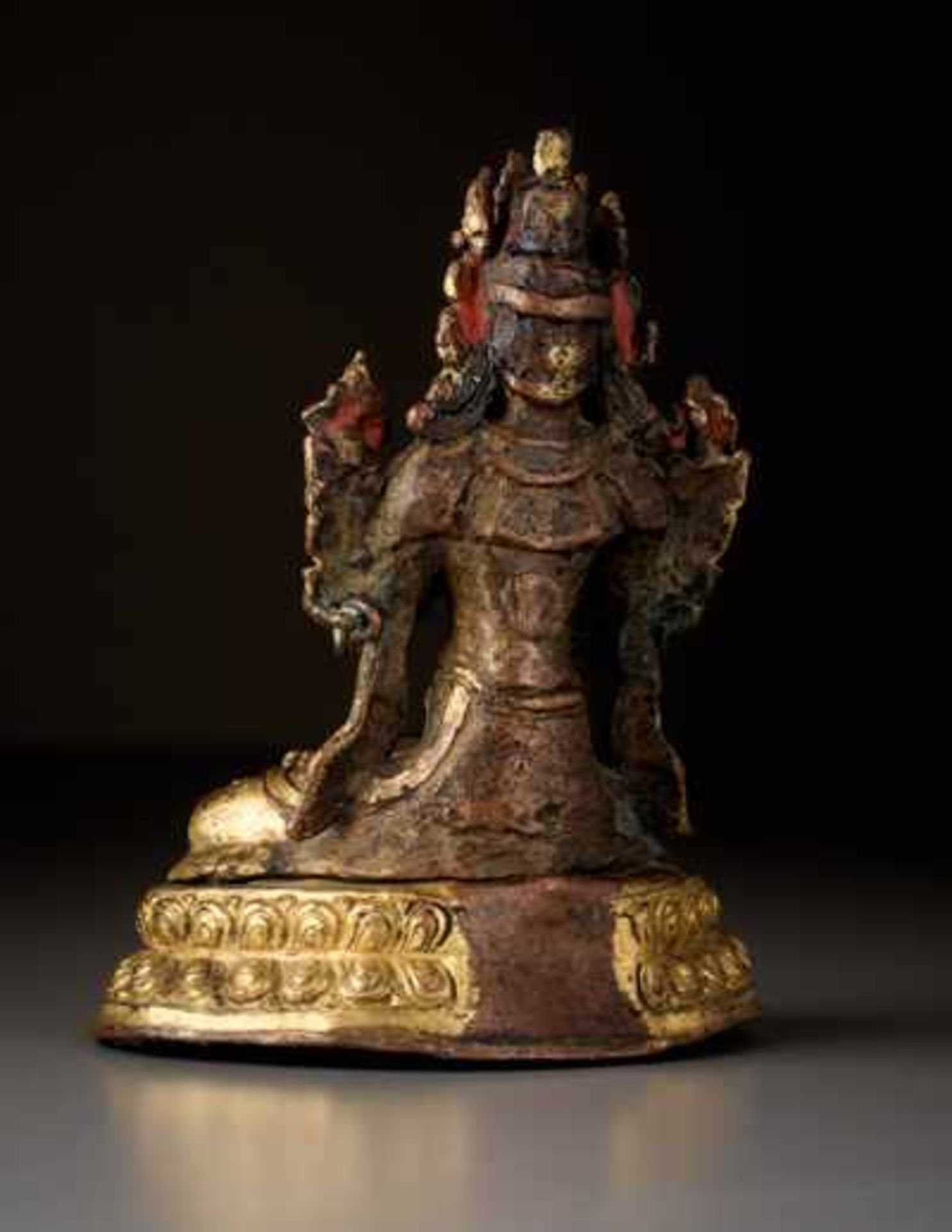 VERGOLDETE BRONZE MIT BEMALUNG DES BODHISATTVA MAITREYA Feuervergoldete Bronze, Tibet. 18. Jh. - Image 2 of 2