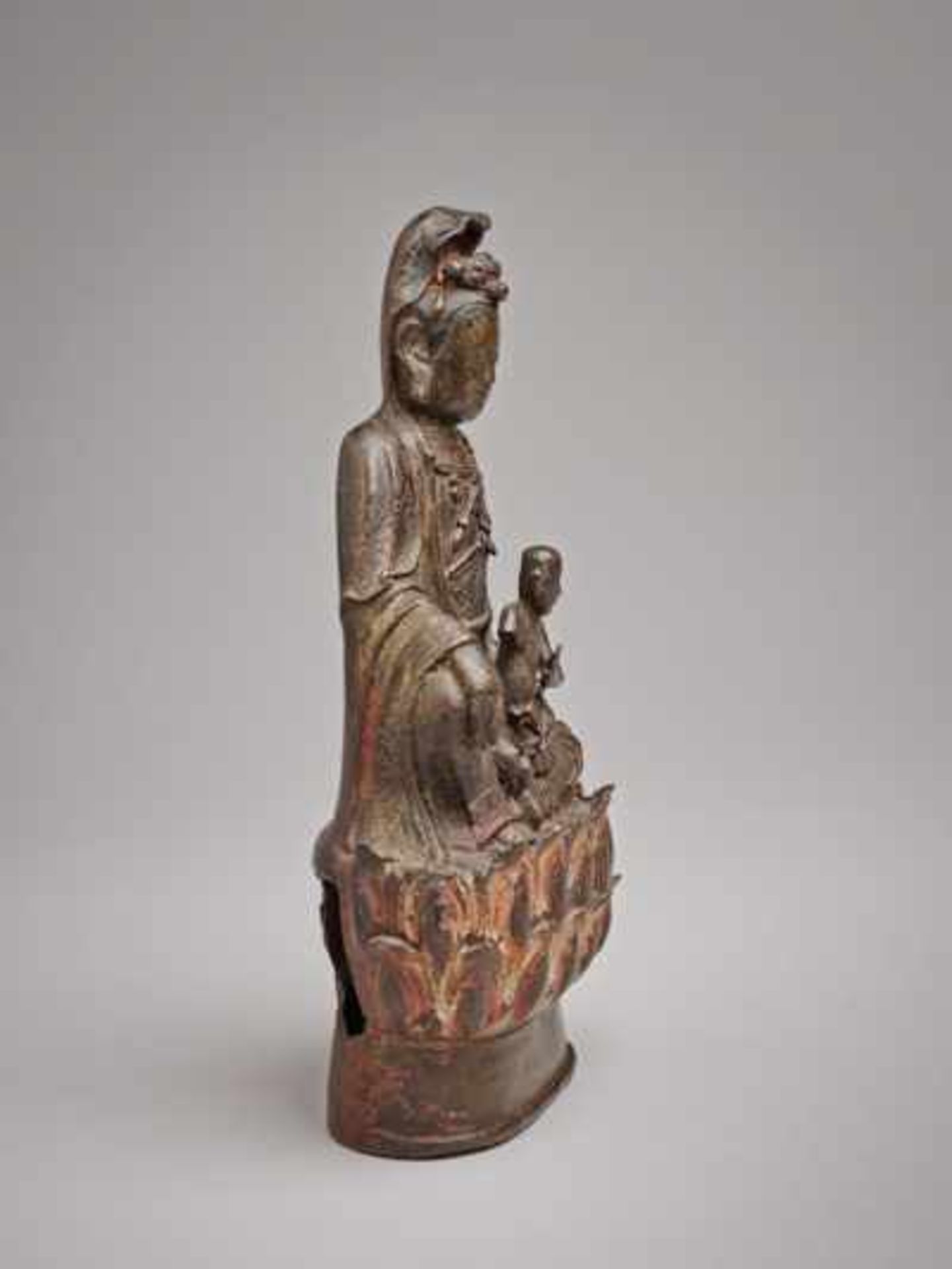 GUANYIN - DIE GÖTTIN DES KINDERSEGENS Bronze mit tlw. Farbfassung, China. ca. 17. Jh. Diese sehr - Bild 2 aus 3