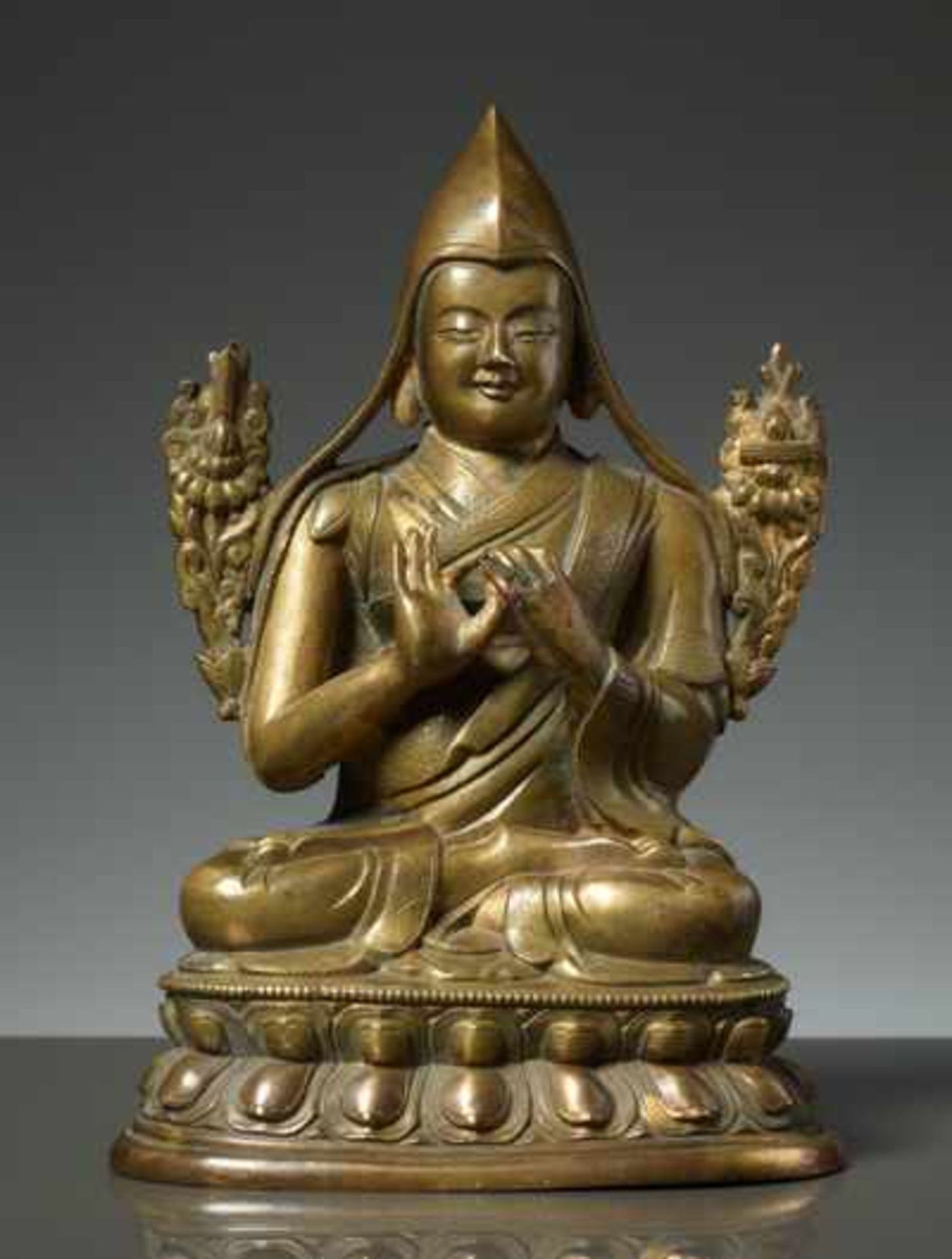 DER GROSSE REFORMATOR TSONGKHAPA Gelbe Bronze mit Vergoldung, Tibet. spätes 18. bis frühes 19. Jh.