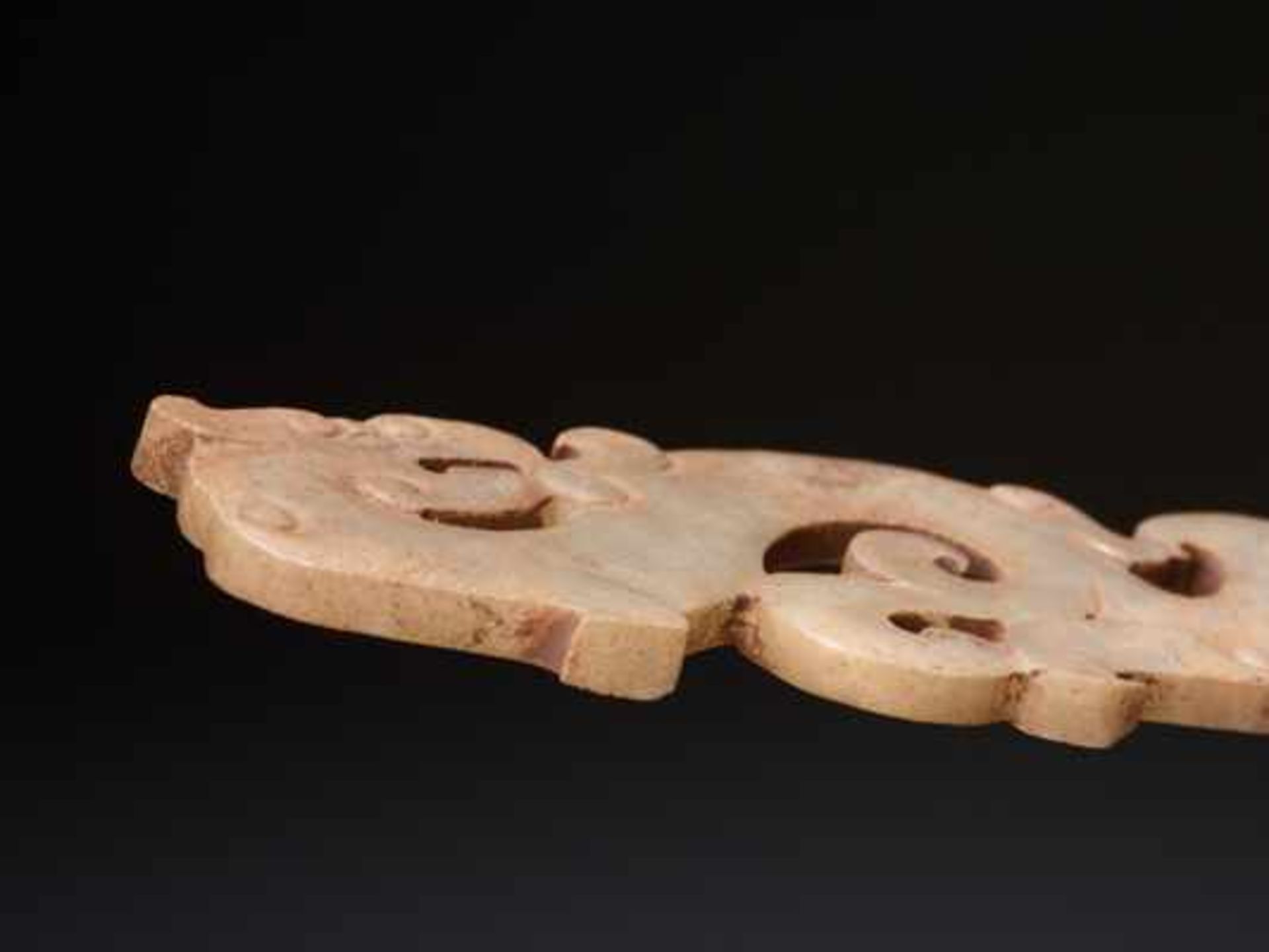 WEISSER KUILONG-DRACHE ALS AMULETT夔龍形玉雕護身符。中國，東周代，公元前5世紀。寬10.5厘米，厚約0.3厘米。維也納私人舊藏。Bezeichnend für - Bild 4 aus 11