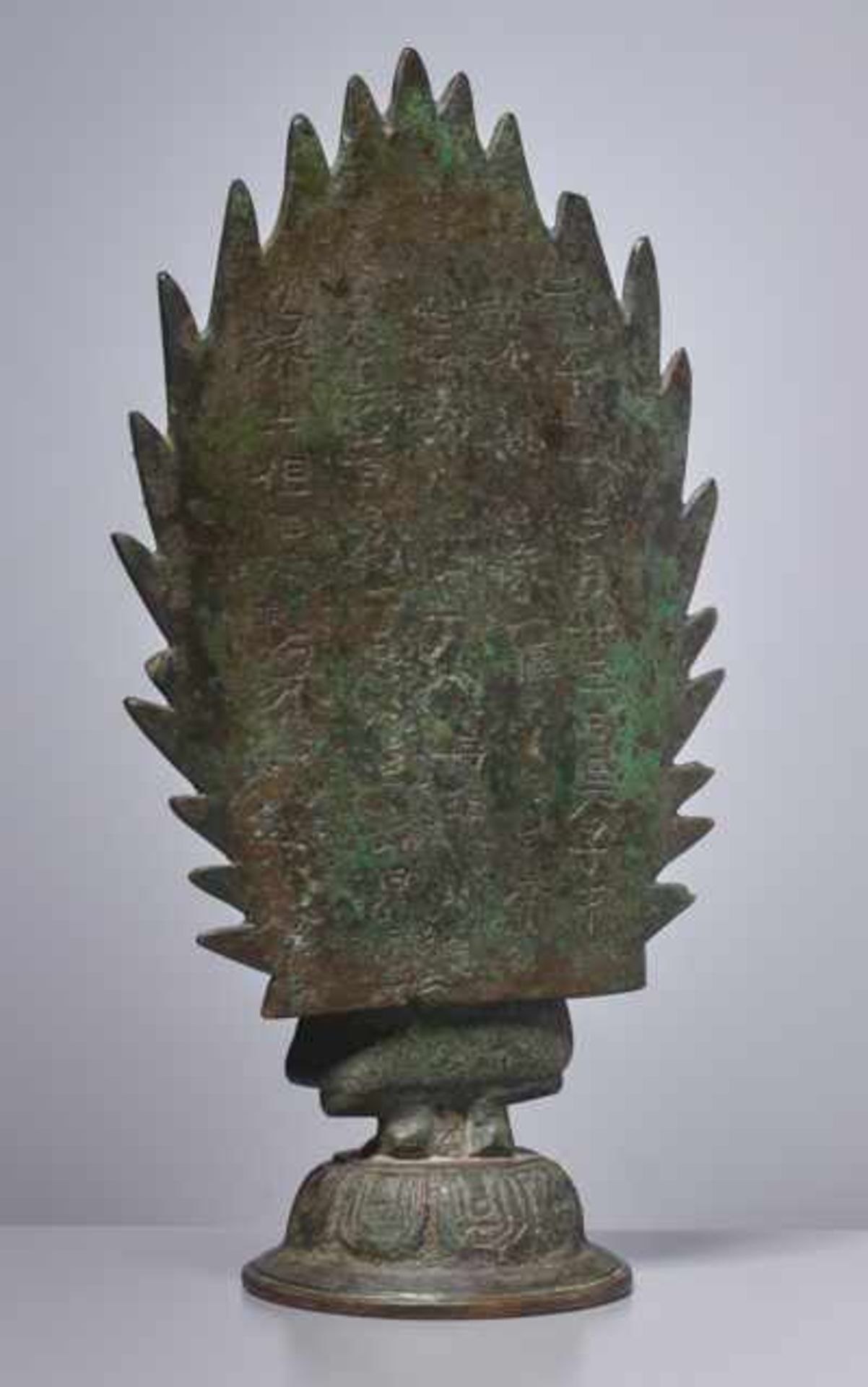FRÜHE BRONZE EINES BUDDHA VOR FLAMMENDEM NIMBUS MIT DATIERUNG 571 Bronze, China. Nördliche QiSehr - Image 2 of 3