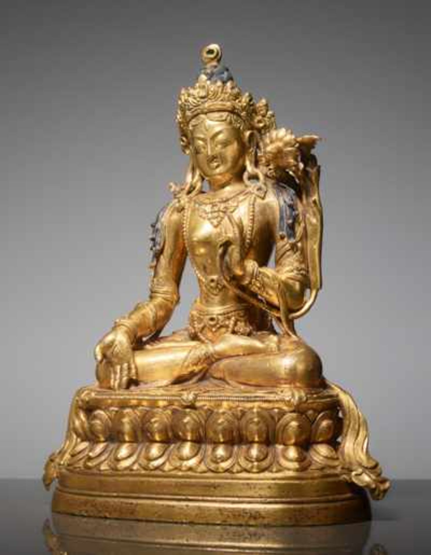 FEUERVERGOLDETE BRONZE DES REICH GESCHMÜCKTEN BODHISATTVA SITATARA Feuervergoldete Bronze, Tibeto-