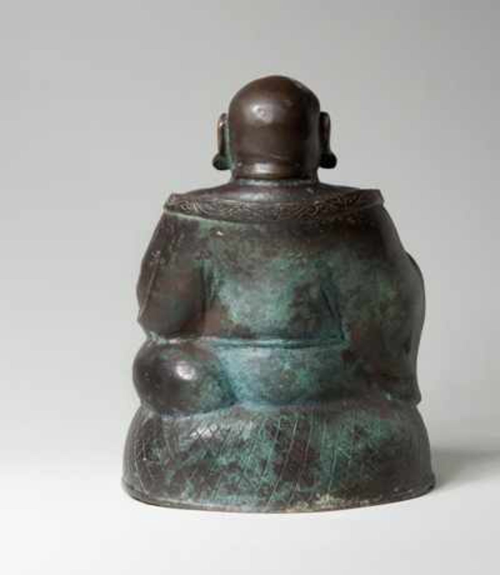 DER DICKBÄUCHIGE MÖNCH BUDAI Bronze, China. späte Ming-Dynastie (1368 - 1644) Eine sehr kraftvoll - Image 3 of 4