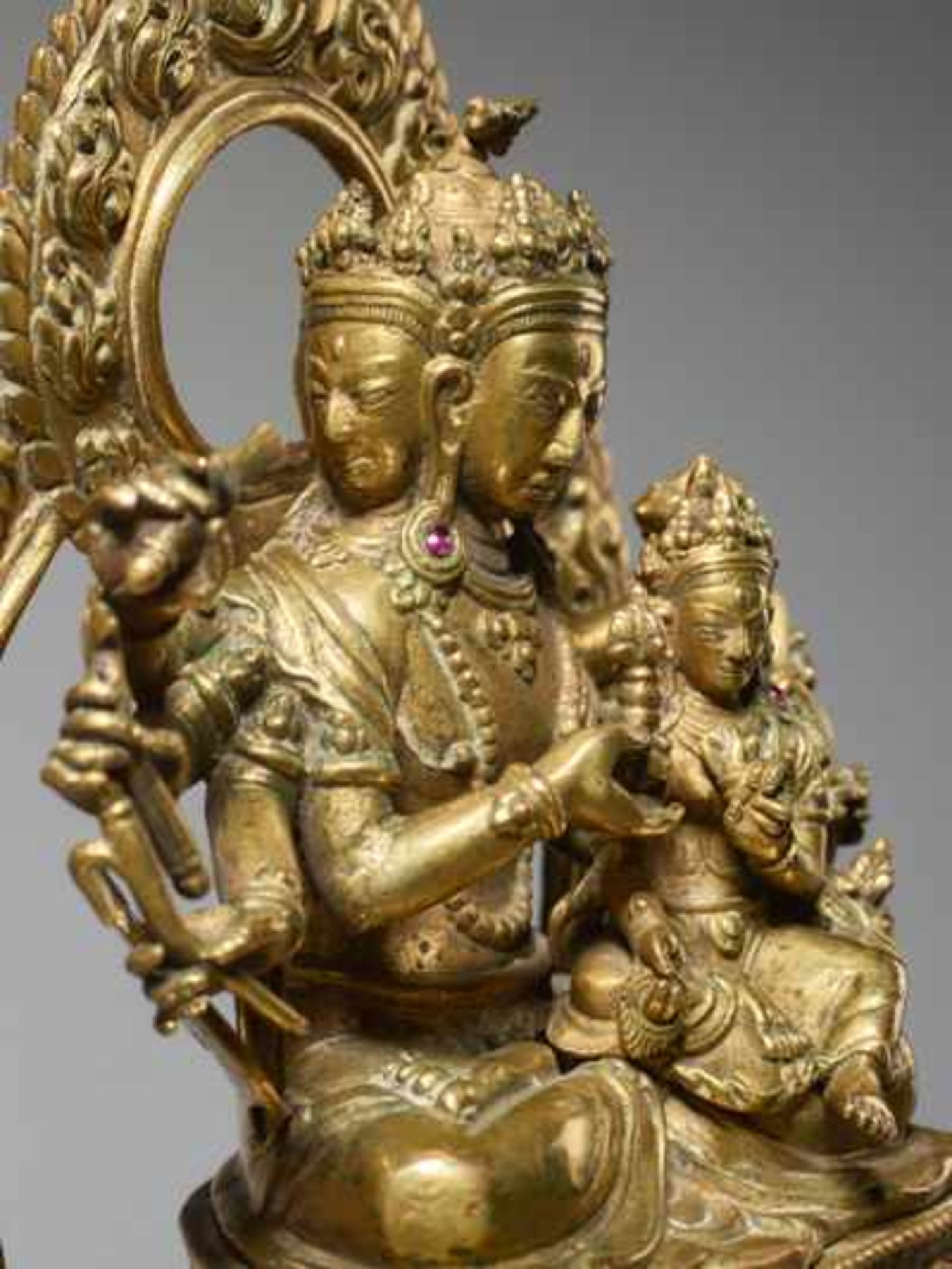 VIERKÖPFIGER MANJUSHRI MIT PRAJNABronze mit Feuervergoldung, Nepal. 19. Jh. Mit Inschrift Diese sehr - Bild 2 aus 7