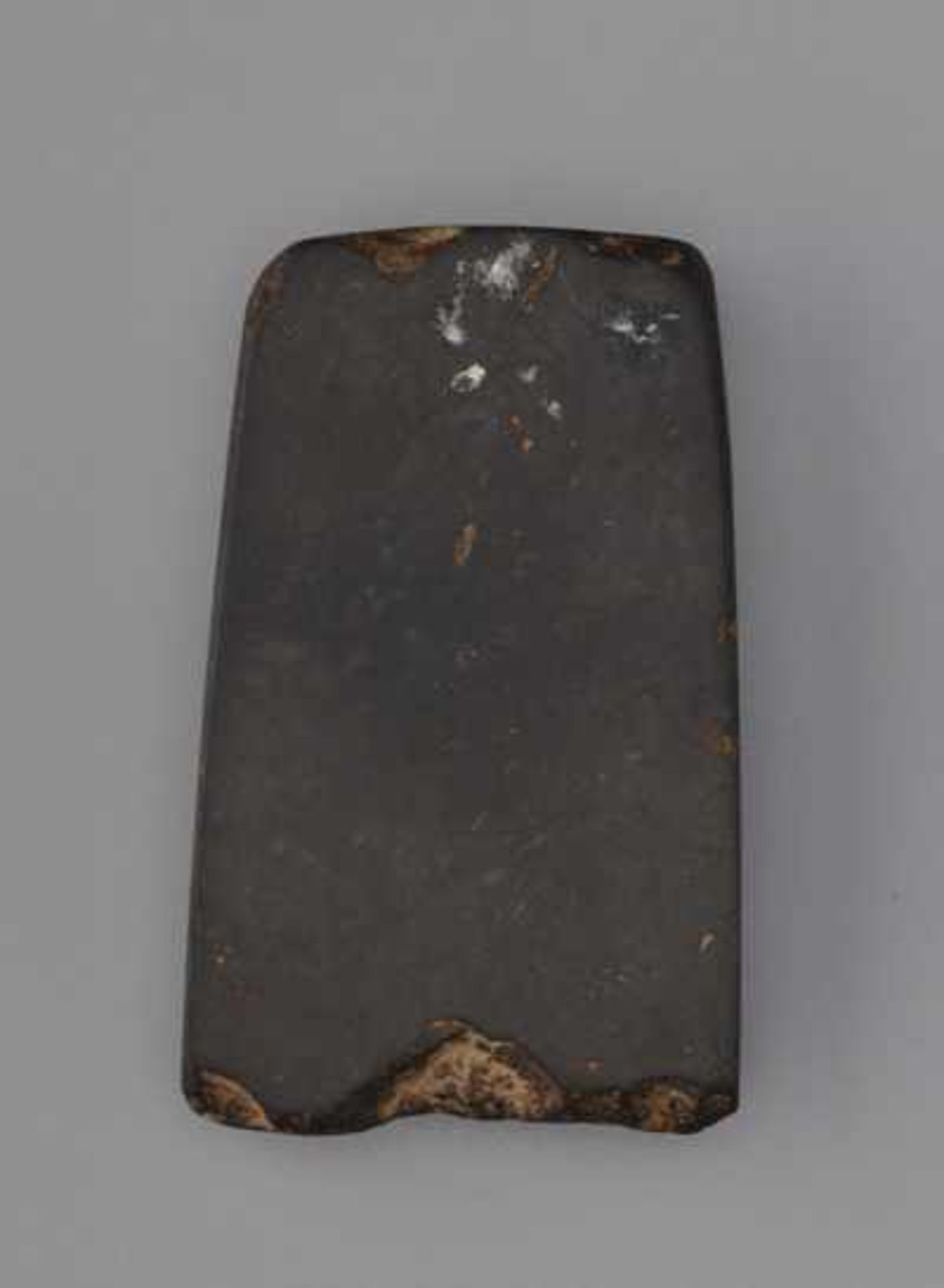 EIN STEINZEITLICHES KLEINES BEIL 小石斧。中國，新石器時代，約公元前2500-2000 年。高8.3厘米，厚1.7厘米。維也納私人舊藏。Dieses - Bild 2 aus 6