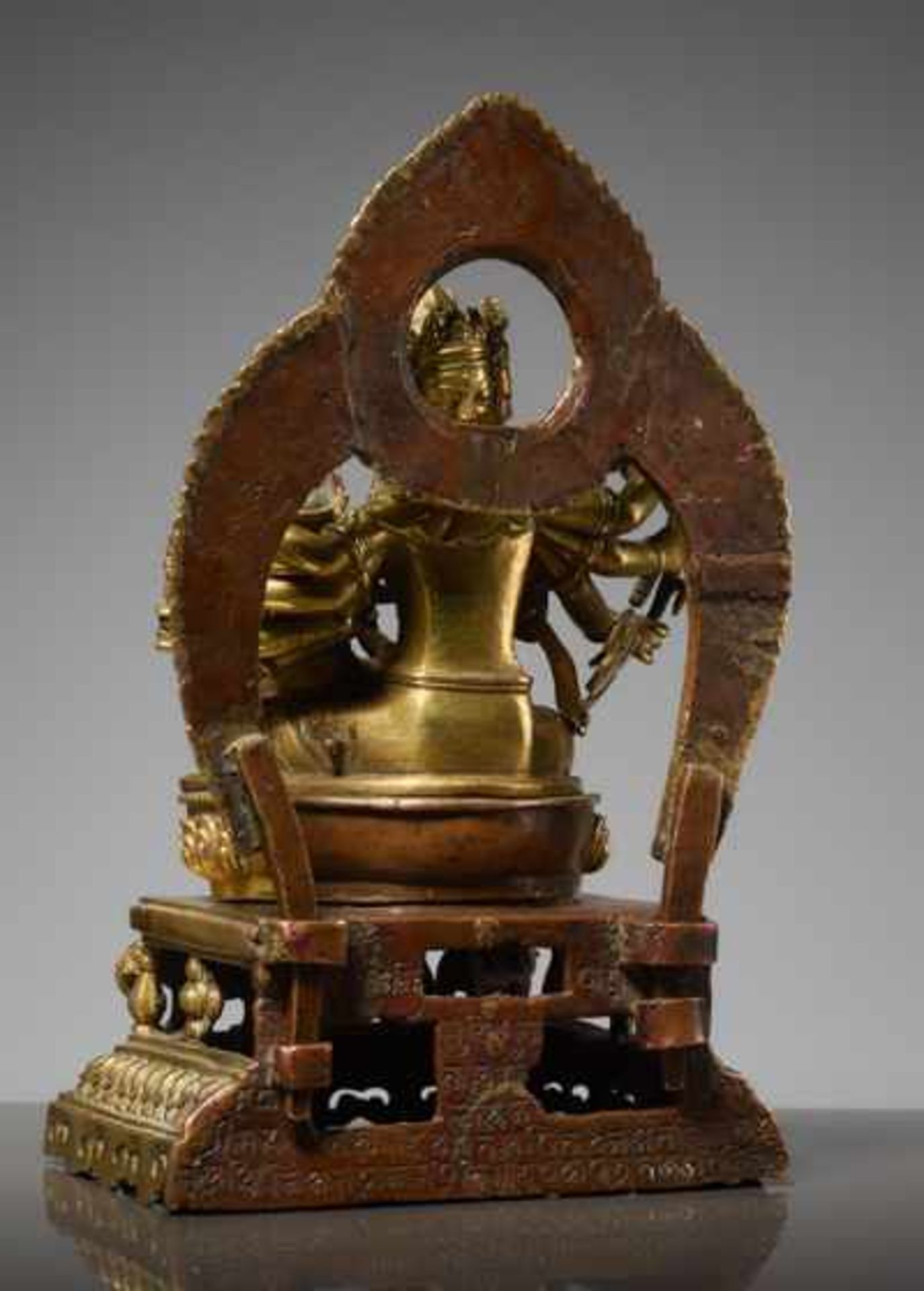 VIERKÖPFIGER MANJUSHRI MIT PRAJNABronze mit Feuervergoldung, Nepal. 19. Jh. Mit Inschrift Diese sehr - Bild 4 aus 7