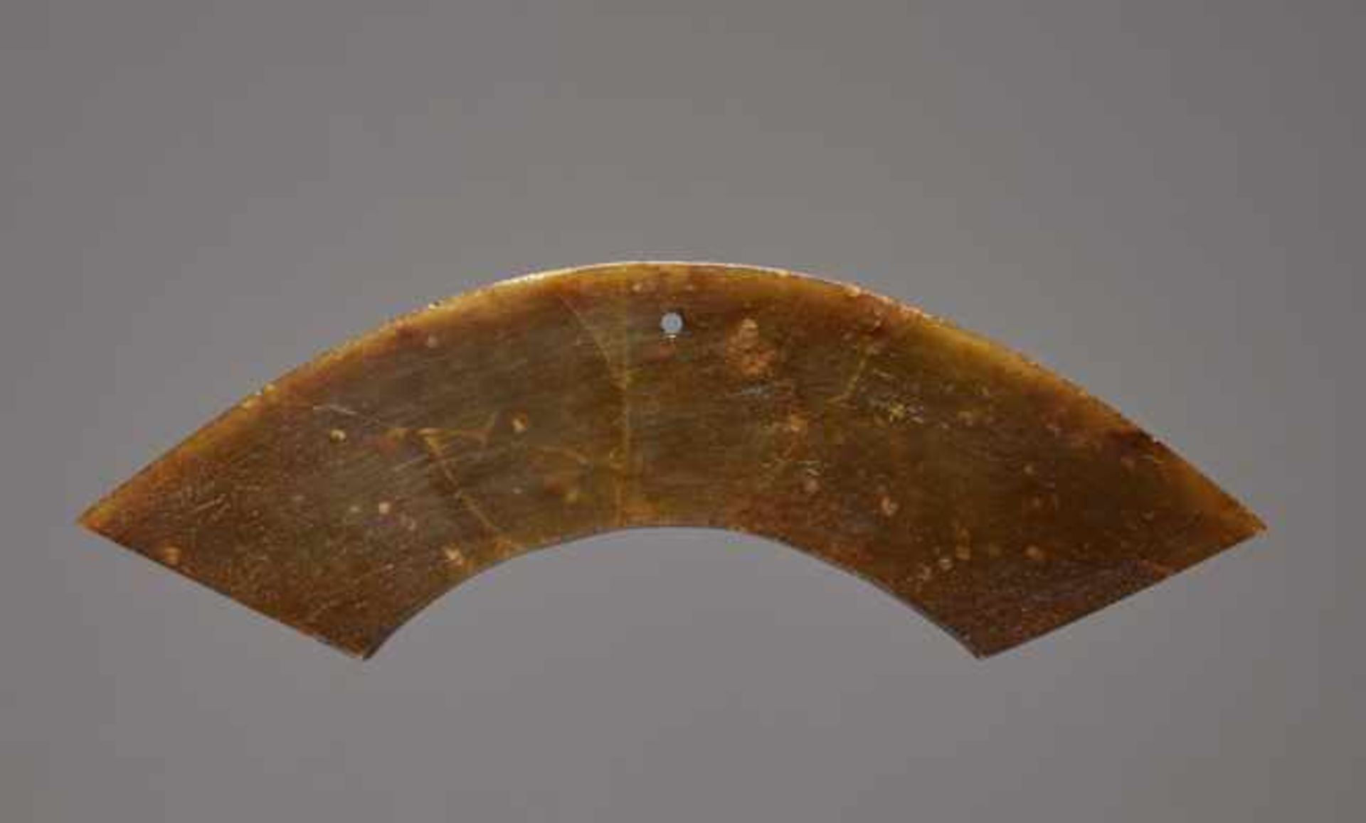 KONVOLUT MIT ZWEI ANHÄNGERN UND EINEMYUE73a: HUANG Jade. China, möglw. spätes Neolithikum, - Image 8 of 13