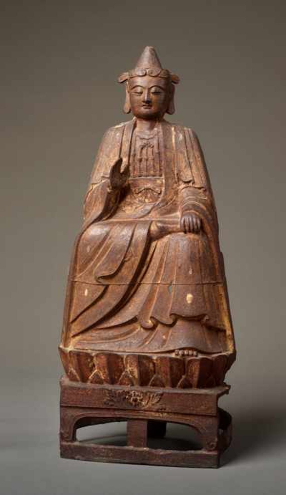 GROSSE MUSEALE EISENSKULPTUR EINES THRONENDEN BODHISATTVA MIT DATIERUNG 1521 Eisen, China. Ming-