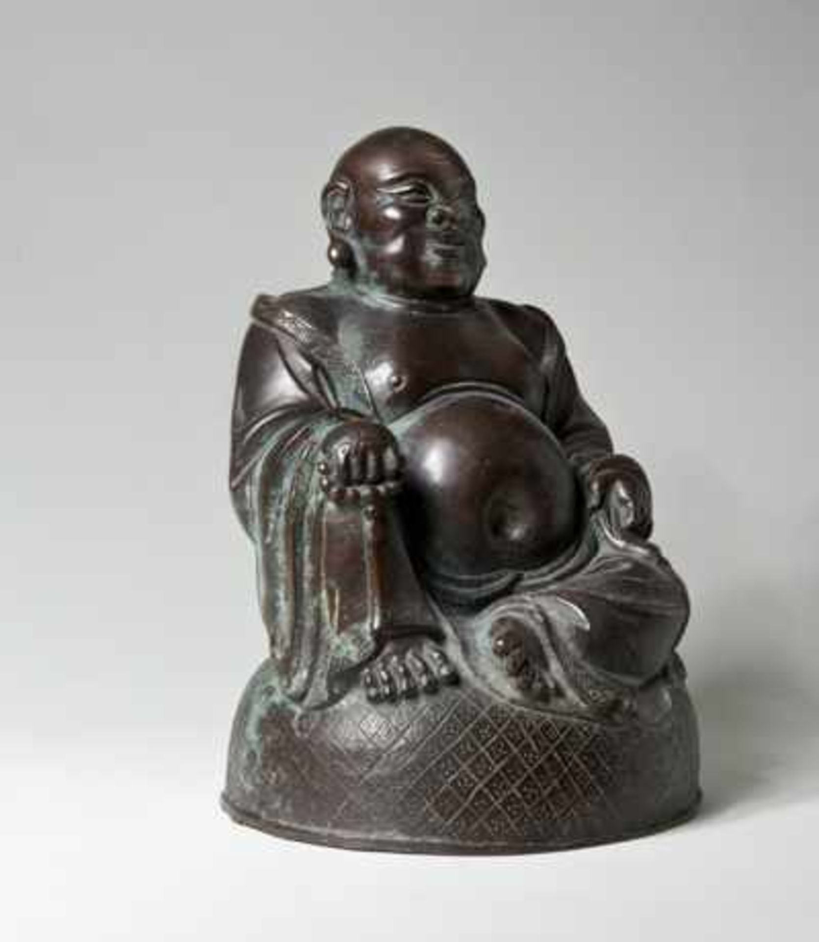 DER DICKBÄUCHIGE MÖNCH BUDAI Bronze, China. späte Ming-Dynastie (1368 - 1644) Eine sehr kraftvoll - Image 2 of 4