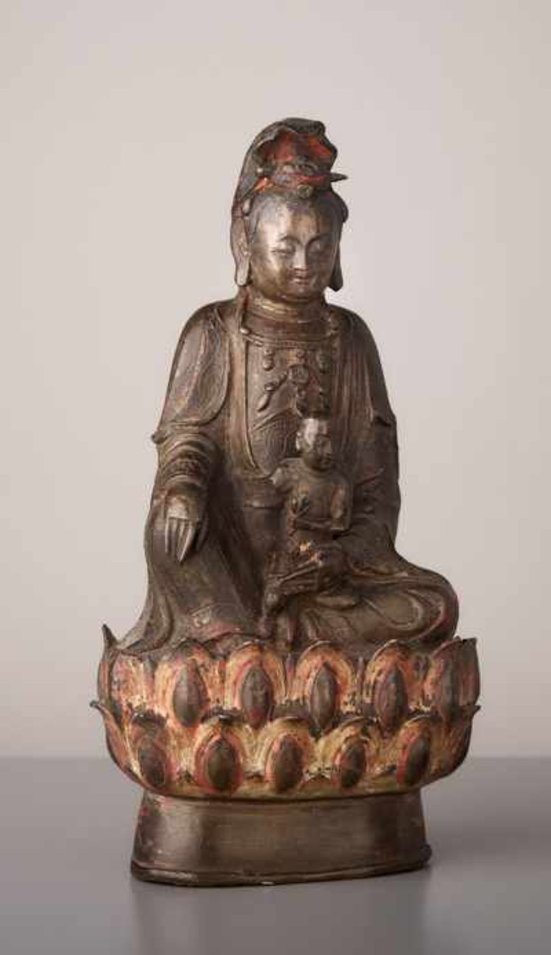 GUANYIN - DIE GÖTTIN DES KINDERSEGENS Bronze mit tlw. Farbfassung, China. ca. 17. Jh. Diese sehr