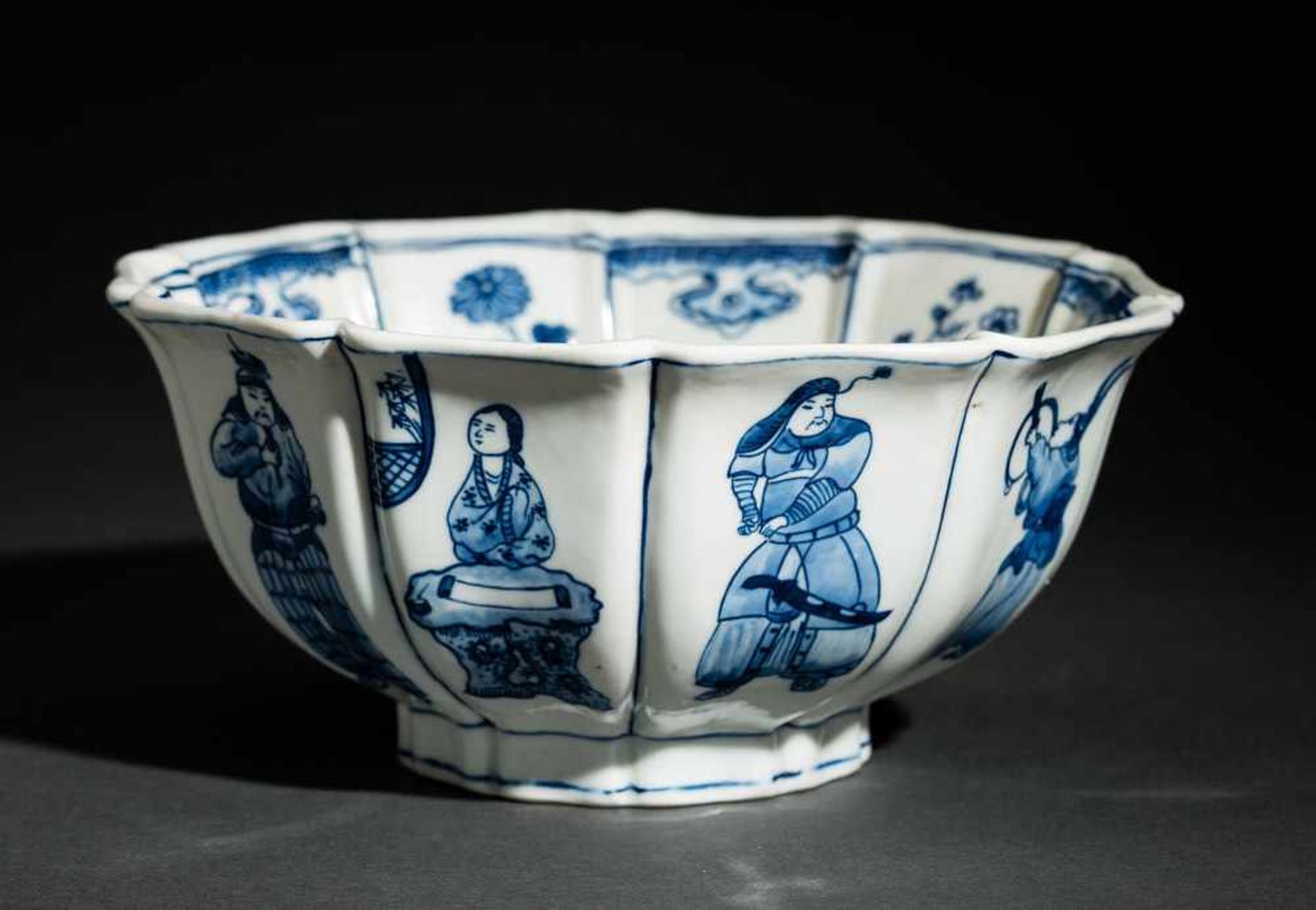 TIEFE SCHALE MIT FIGUREN UND BLÜTEN Blauweißes Porzellan. China, Zehnfach gelappte tiefe Schale, die - Bild 3 aus 8