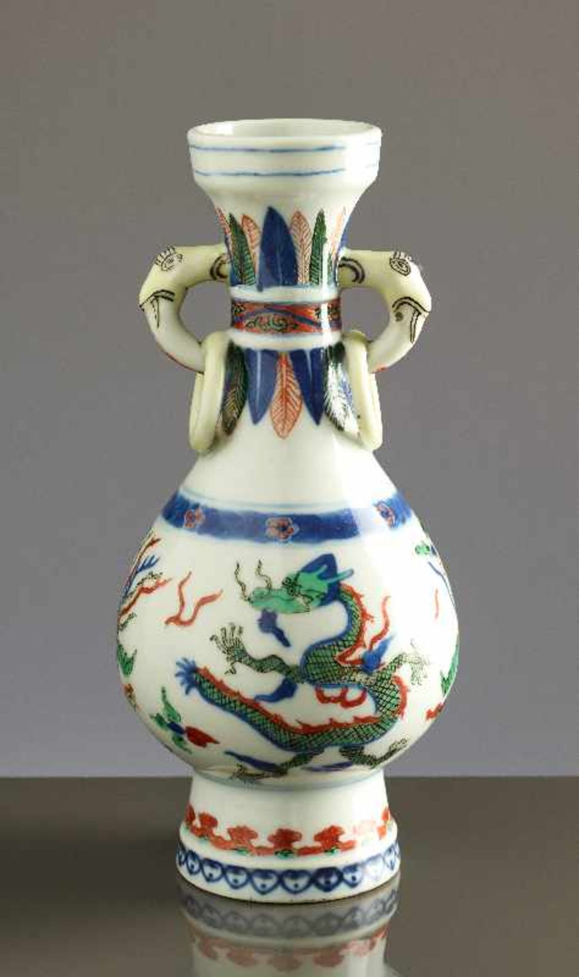 KLEINE VASE MIT DRACHEN UND PHÖNIX Wucai-Porzellan. China, Qing-Dynastie 19. Jh. bis Republik - Image 2 of 6