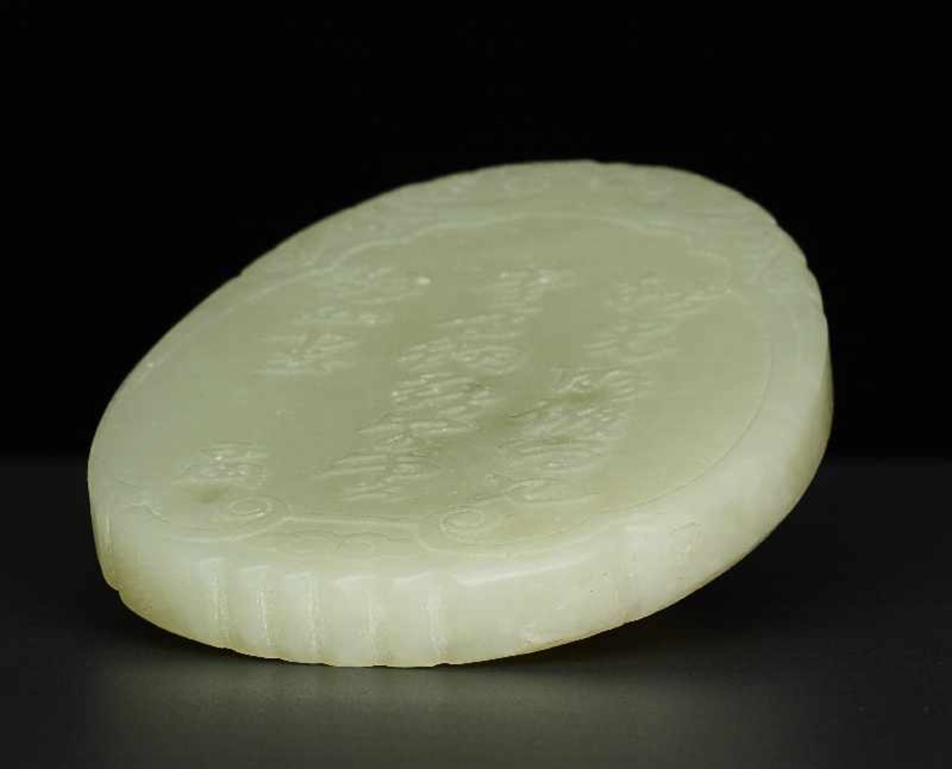 DEKORATIVER ANHÄNGER MIT WEISEN Jade. China, ca. Qing-Dynastie, 19. – Anfang 20. Jh. Ovoide Form, - Bild 4 aus 4