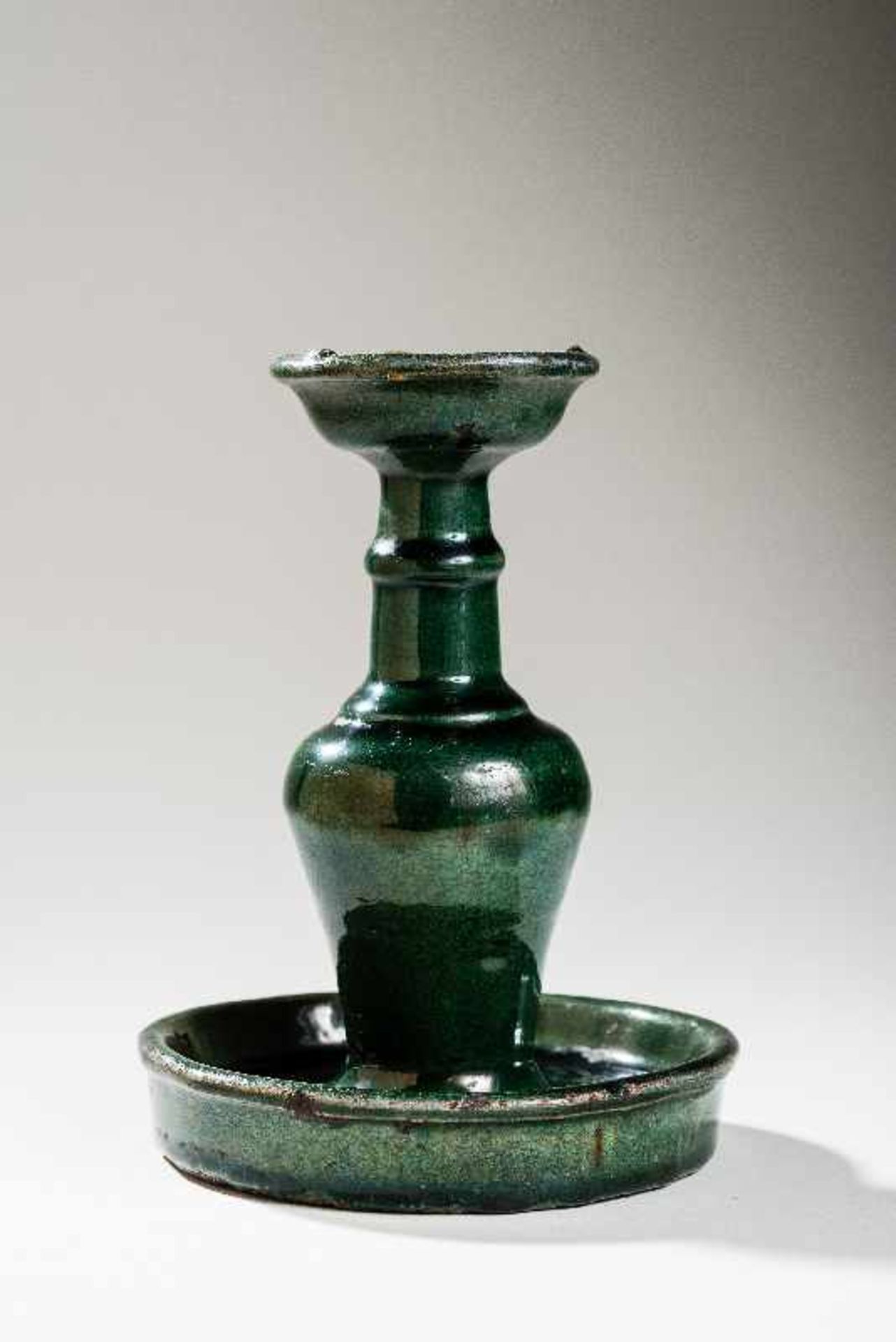 KERZENLEUCHTERGlasiertes Steinzeug. China, Qing-Dynastie, ca. 18. -19. Jh. Breiter