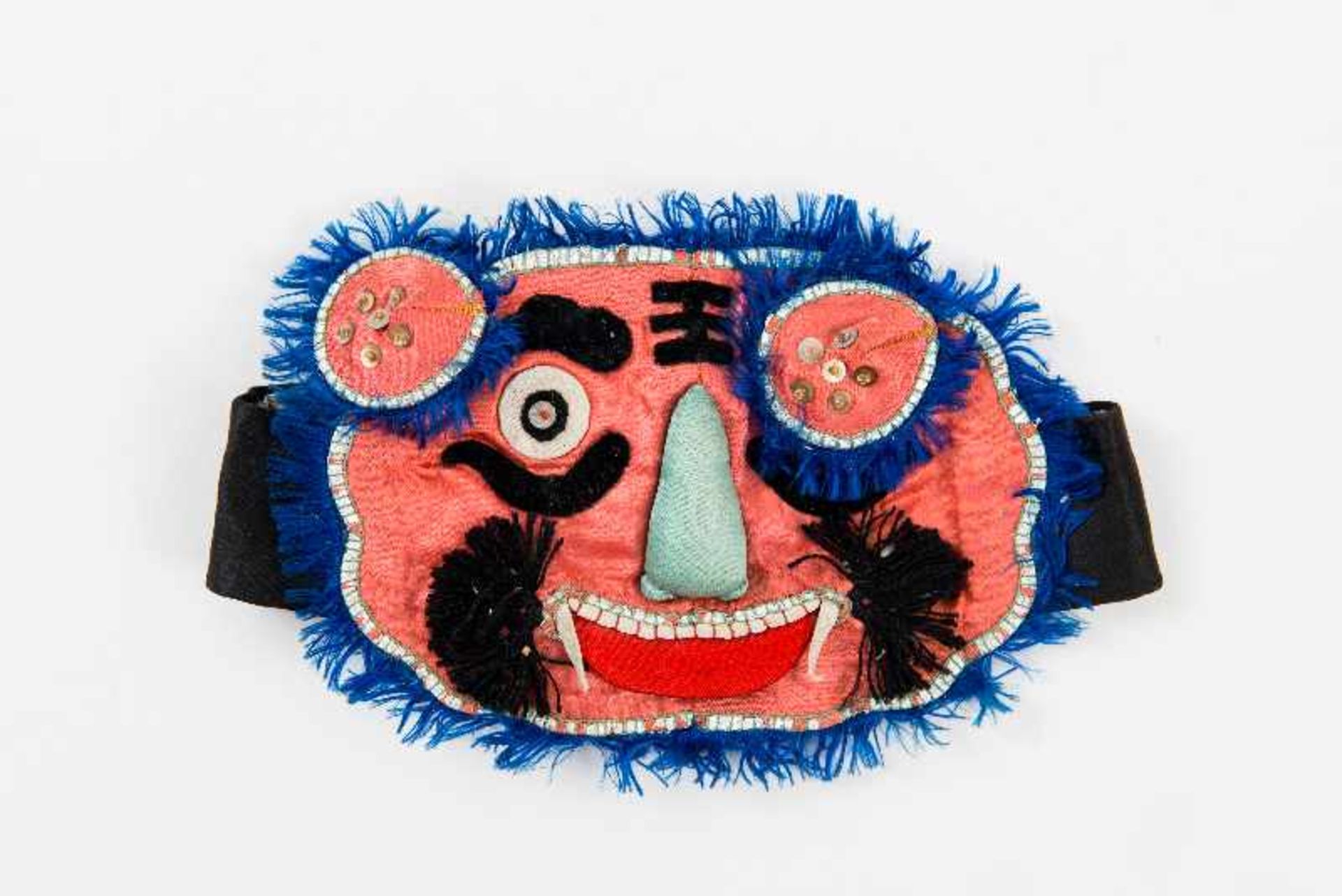 KINDERSTIRNBAND MIT DER MASKE EINES RÄUBERS Seide. China, Qing, 19. – Anfang 20. Jh. Ein besonders