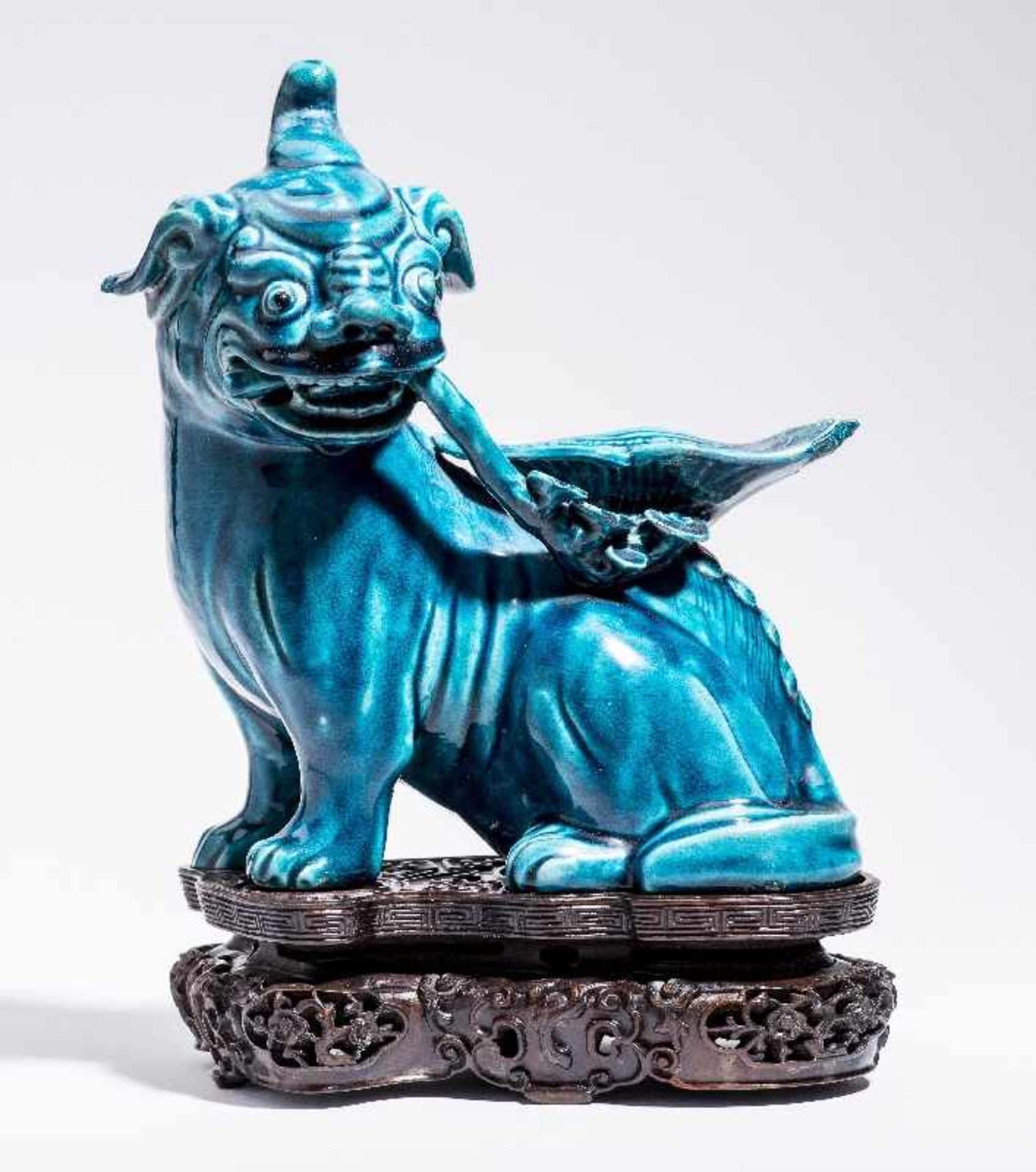 SITZENDES EINHORNPorzellan. China, Qing-Dynastie, 18. Jh. An dieser Porzellanskulptur des