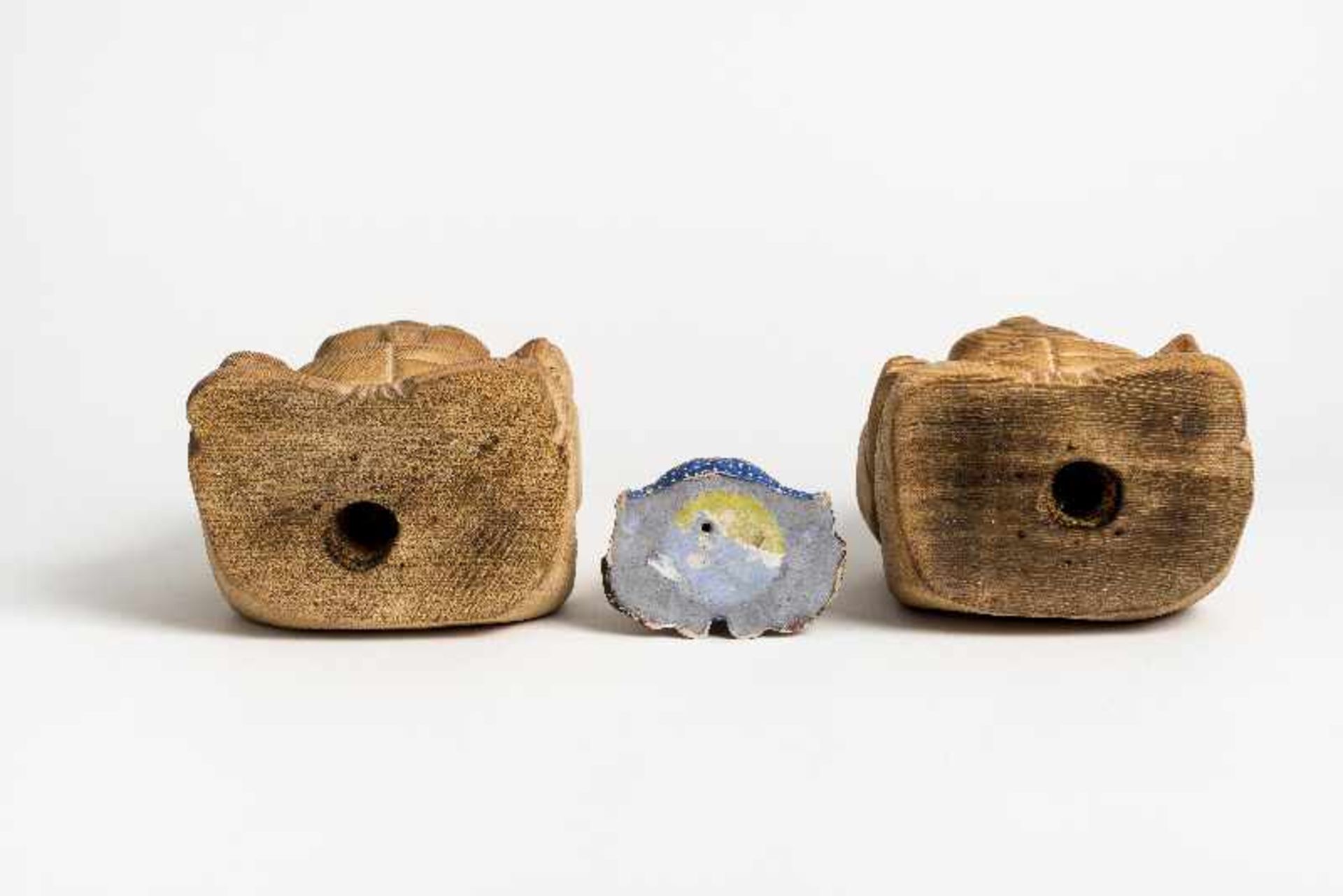 Drei Glücksfiguren Holz. Japan, 20. Jh. Die kleine Figur ist ein hockender Knabe mit alter - Bild 3 aus 3
