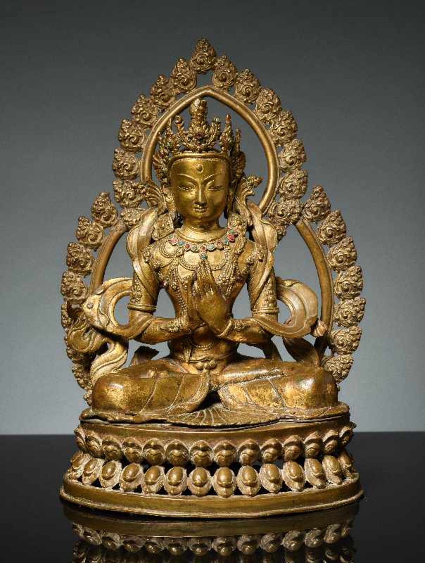 BODHISATTVA VOR DOPPELTEM NIMBUS Bronze mit Feuervergoldung. Nepal, 19. Jh. Eine besonders - Image 2 of 6