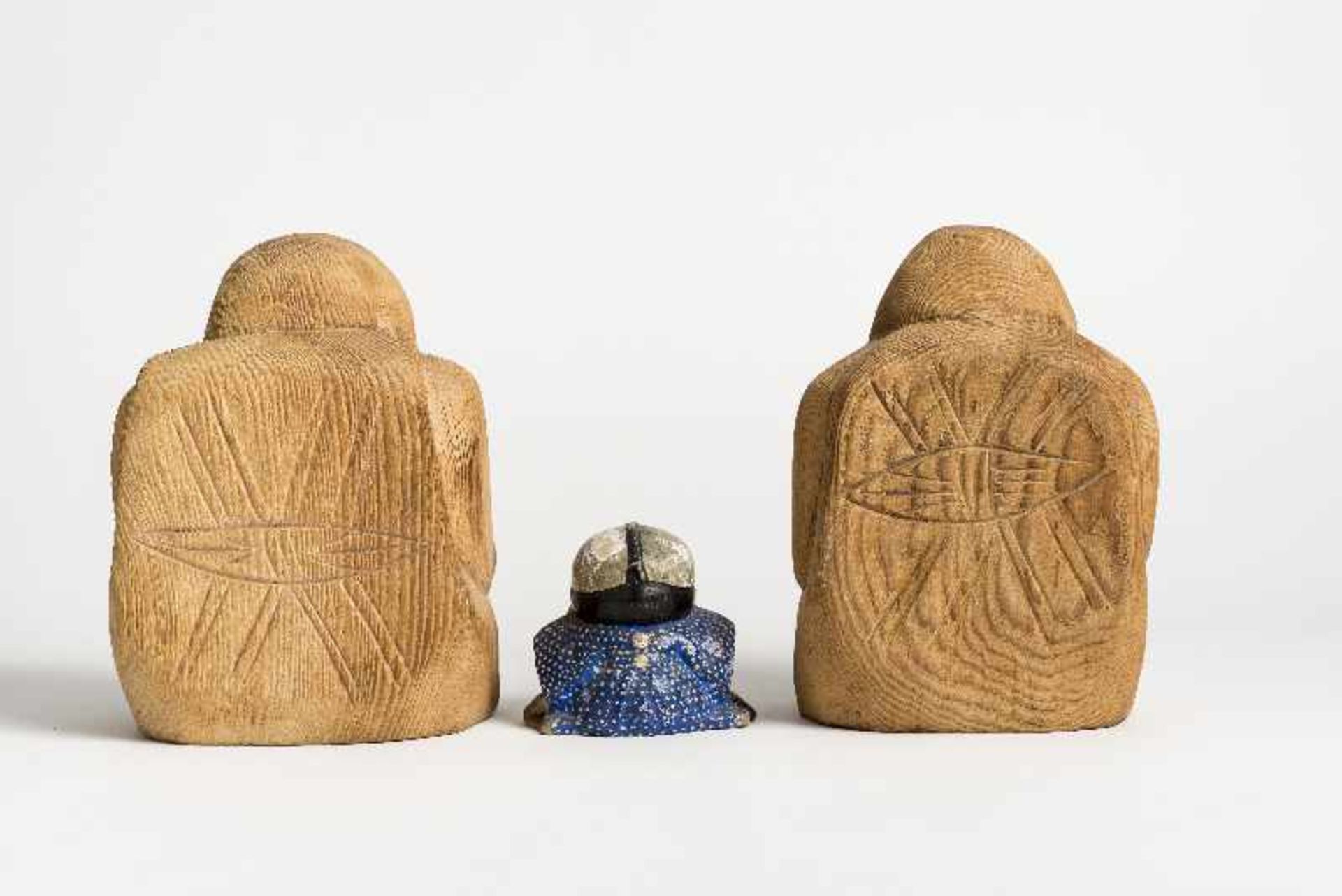 Drei Glücksfiguren Holz. Japan, 20. Jh. Die kleine Figur ist ein hockender Knabe mit alter - Bild 2 aus 3