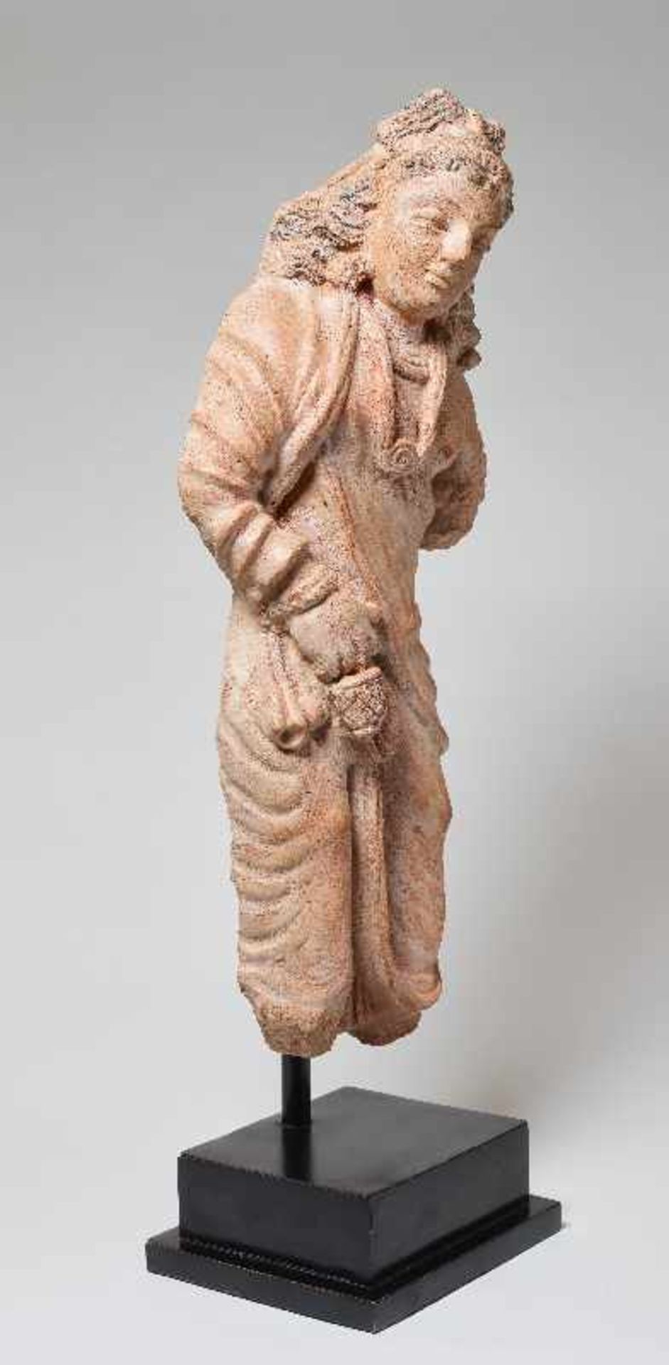 STEHENDER BODHISATTVA MIT WALLENDEM HAARRötliche Terrakotta. Gandhara, ca. 4. bis 5. Jh. TL-getestet - Image 4 of 5