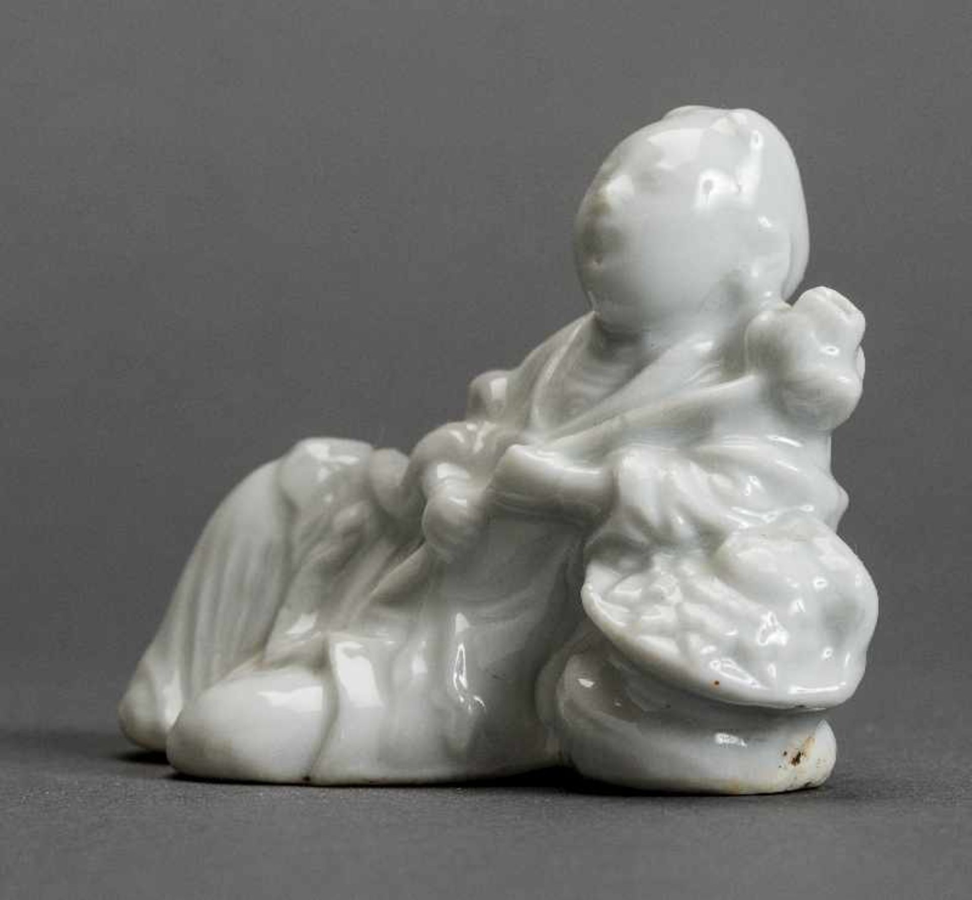 DIE UNSTERBLICHE LAN CAIHE Blanc de Chine. China, Qing-Dynastie (1644 - 1911) Lan Caihe ist neben He - Image 3 of 5