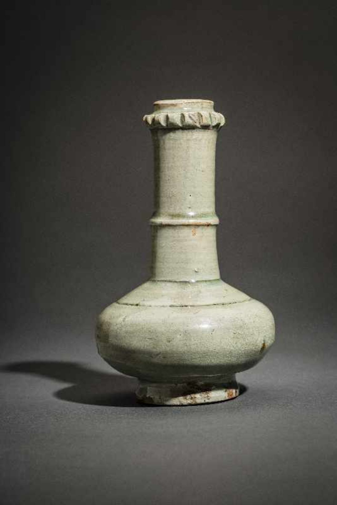 HOCHHALSIGE KLEINE VASE Glasierte Keramik. China – Südostasien, vermutlich 17. – 19. Jh. Eine - Bild 3 aus 4