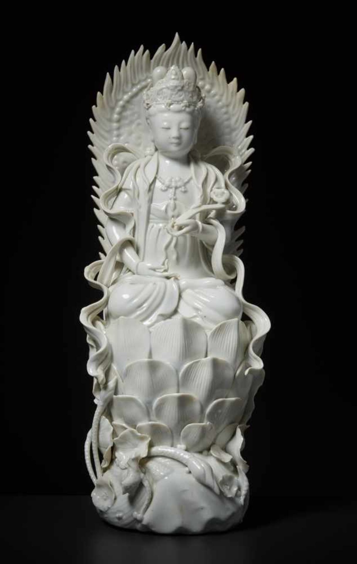 THRONENDE GÖTTIN GUANYIN Blanc de Chine-Porzellan. China, Dehua, Republik Eine besonders anmutige - Bild 2 aus 6