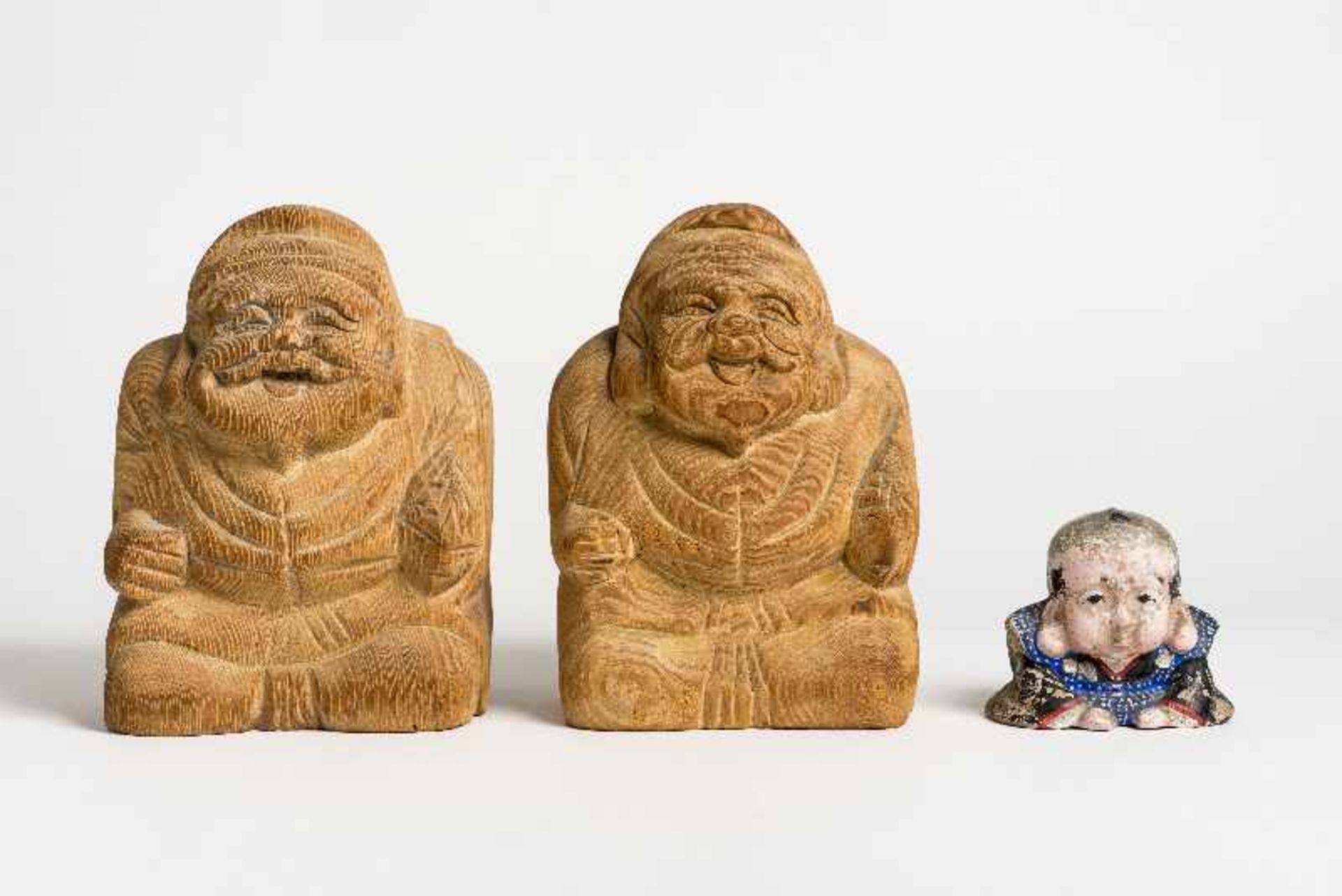 Drei Glücksfiguren Holz. Japan, 20. Jh. Die kleine Figur ist ein hockender Knabe mit alter