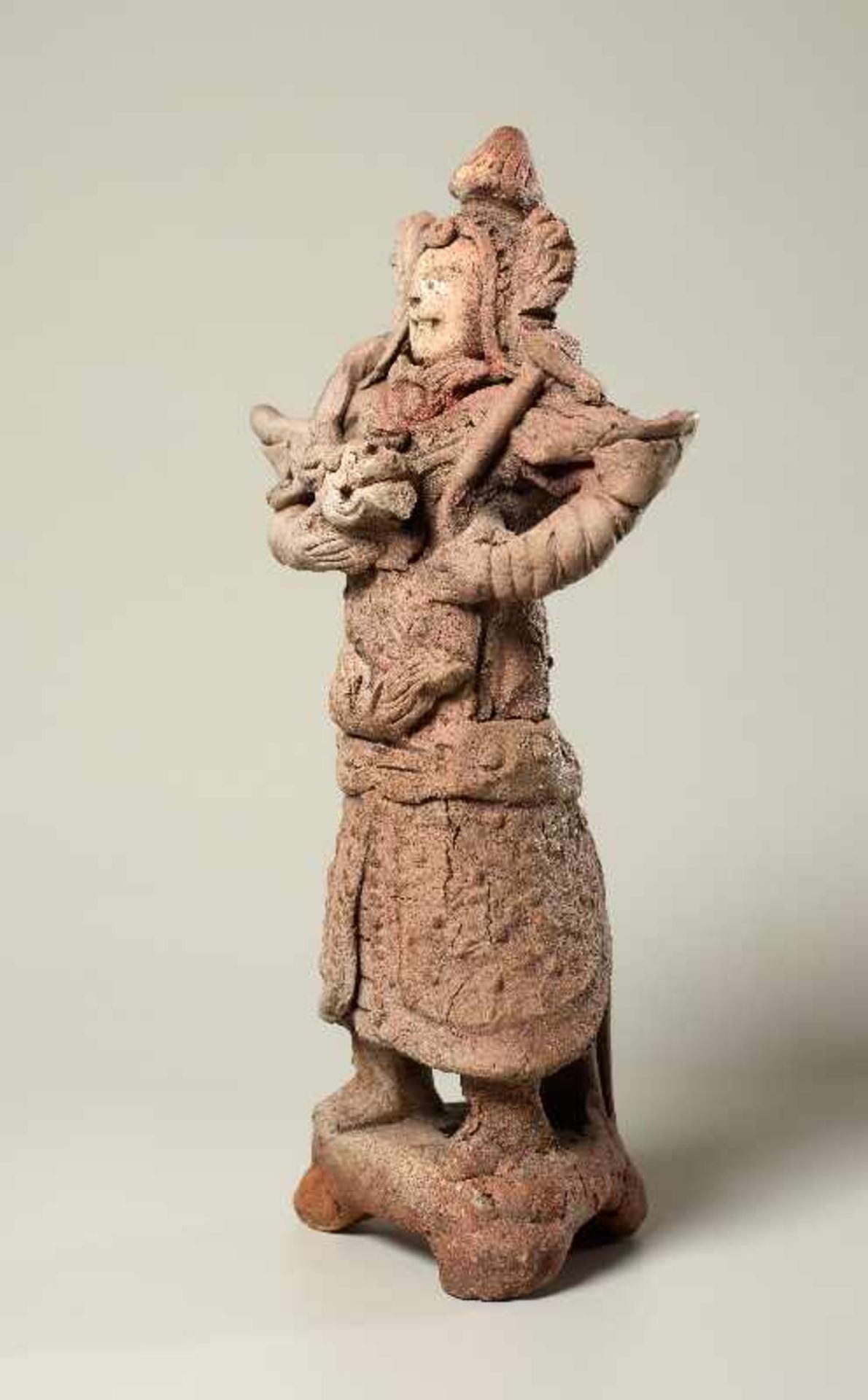 TRUTZIGER GRABWÄCHTER MIT SCHLANGE Terrakotta. China, Yuan-Dynastie (ca. 14. Jh.) Witzig geformt, - Bild 4 aus 6