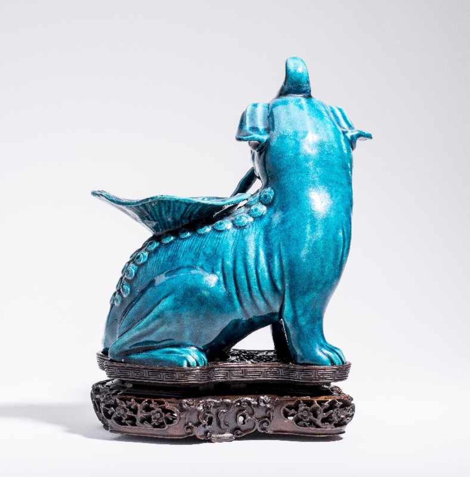 SITZENDES EINHORNPorzellan. China, Qing-Dynastie, 18. Jh. An dieser Porzellanskulptur des - Bild 4 aus 7
