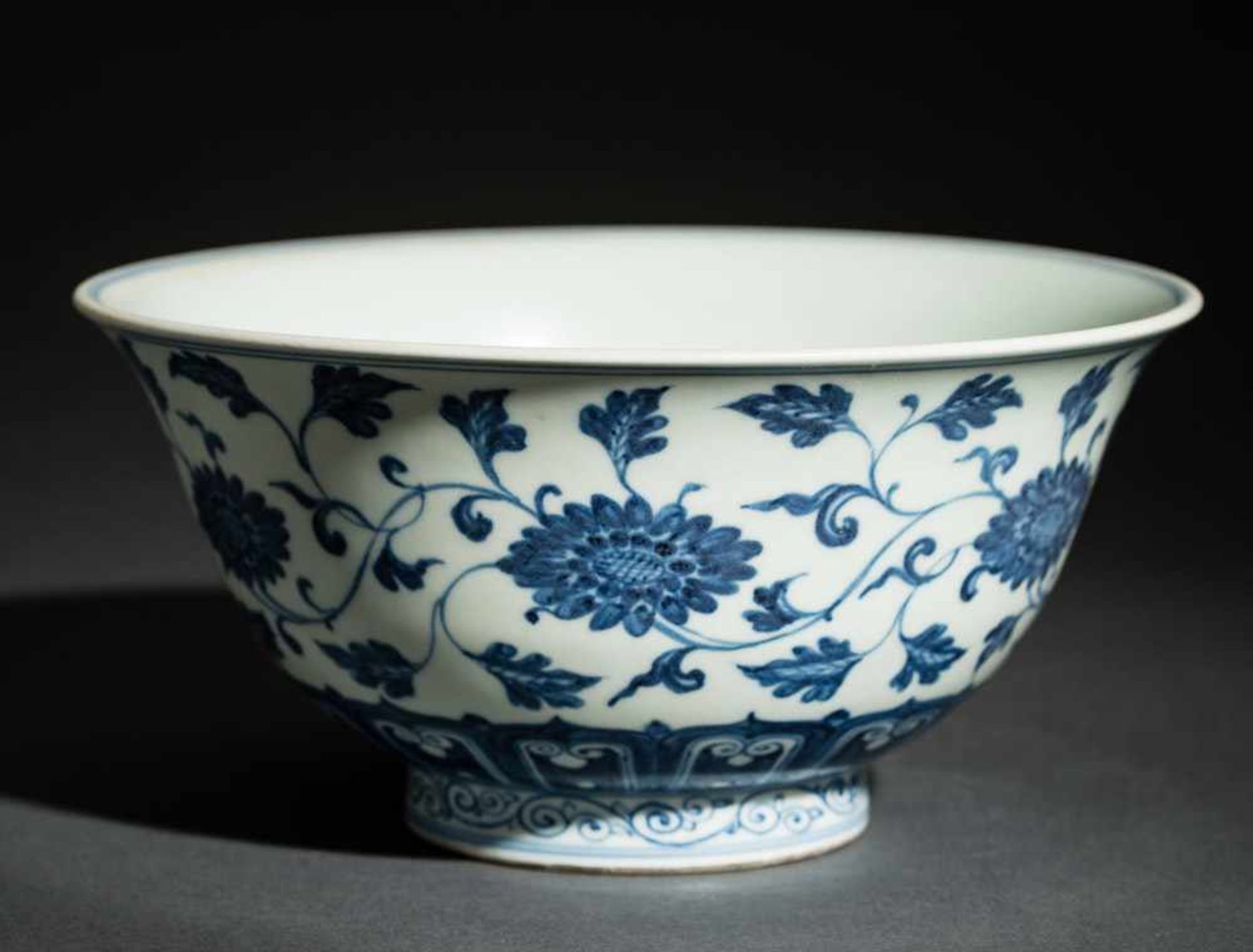 TIEFE SCHALE MIT CHRYSANTHEMEN Blauweißes Porzellan. China, Geschweifte Wandung, auf dem geraden Fuß