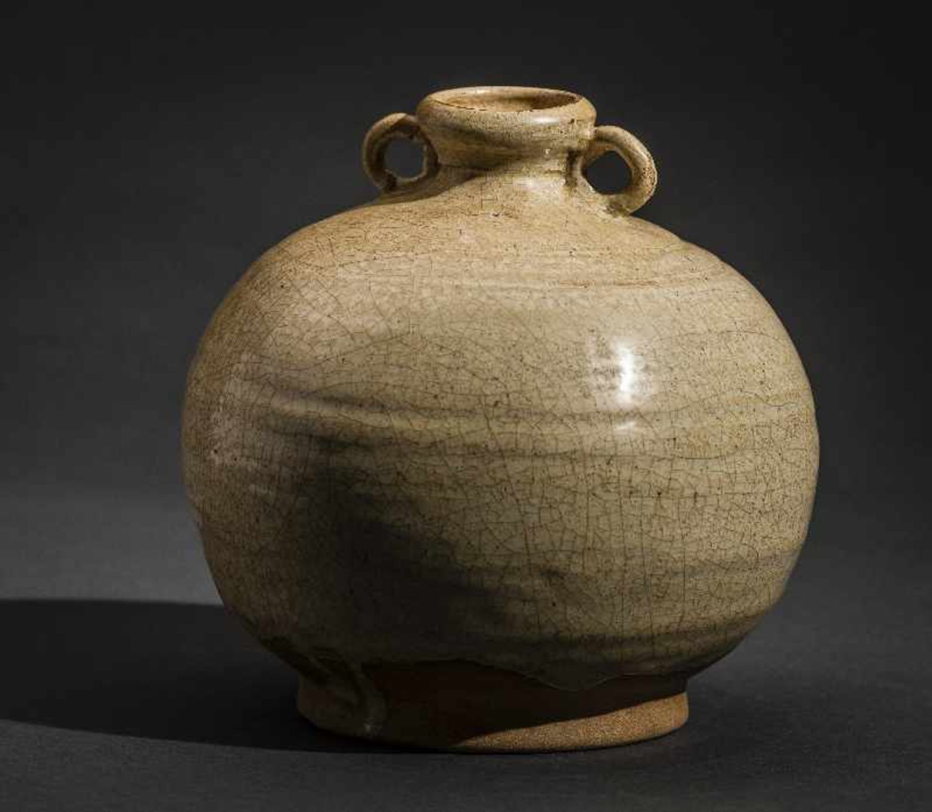 KUGELIGES GEFÄSS MIT ÖSENHENKEL Glasierte Keramik. China, Qing (1644-1911) Lichte Glasur mit - Image 2 of 4