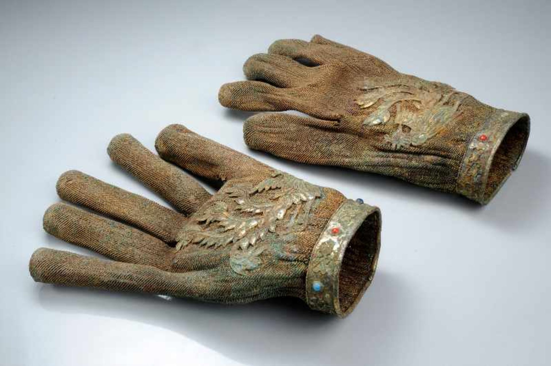 SELTENE HANDSCHUHE MIT PHÖNIX-DARSTELLUNGSilber (und Kupfer?), vergoldet, Einlagen. China,