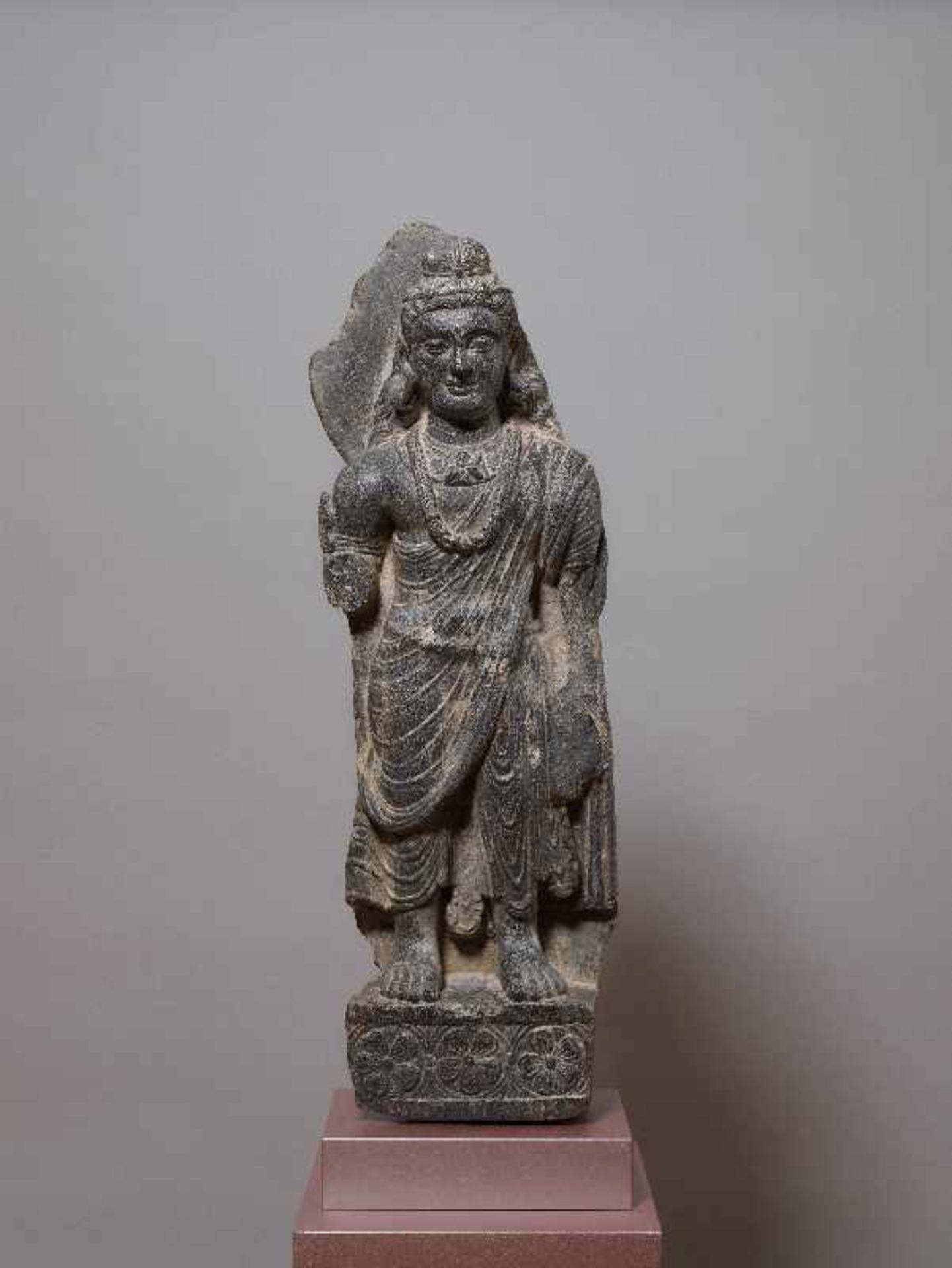 GROSSE SKULPTUR DES BODHISATTVA MAITREYAGrauer Schiefer. Gandhara, 3. bis 4. Jh. Sehr - Image 2 of 6