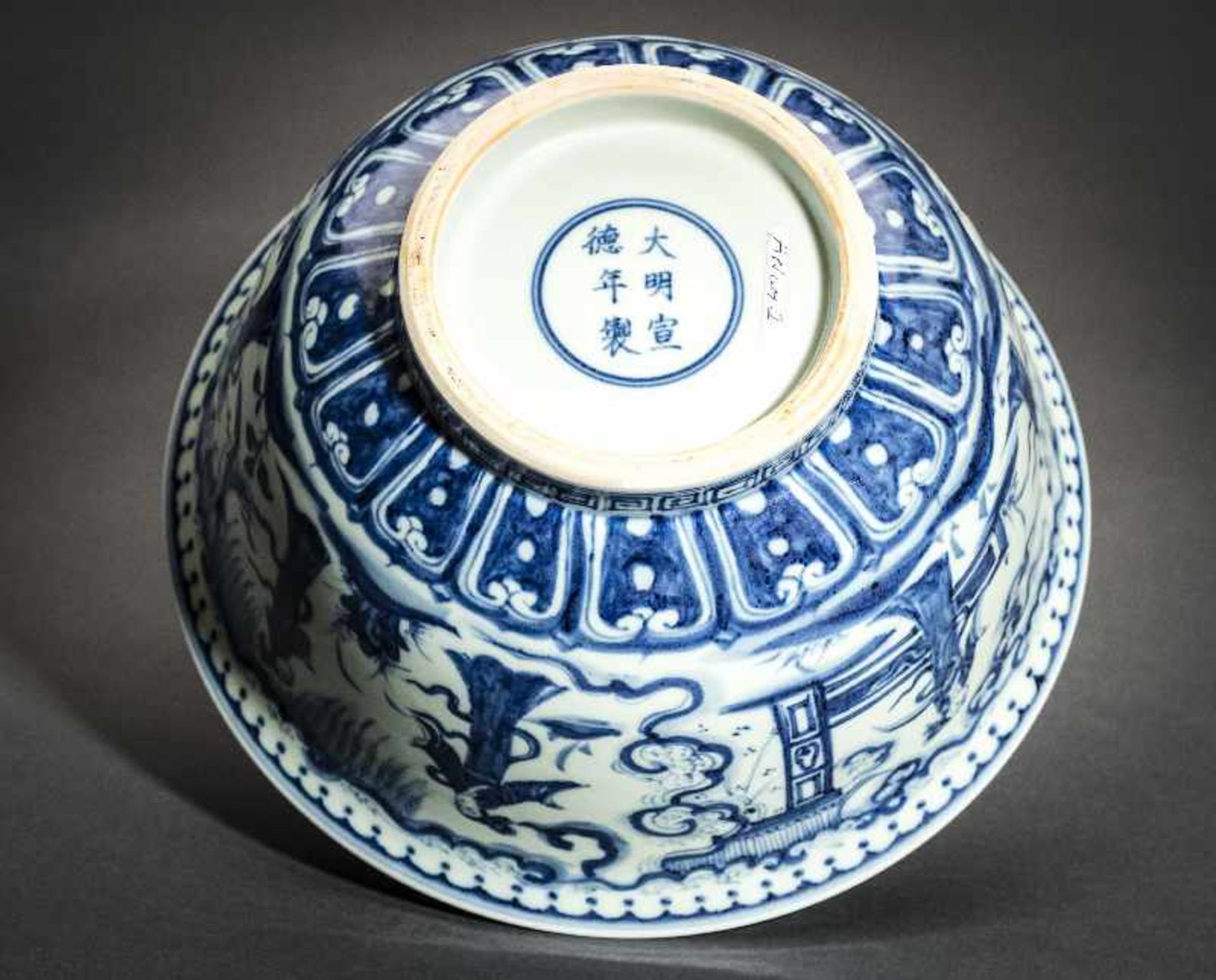 TIEFE SCHALE MIT FEEN UND UNSTERBLICHEN Blauweißes Porzellan. China, Die im Stil der Ming-Zeit - Image 5 of 5